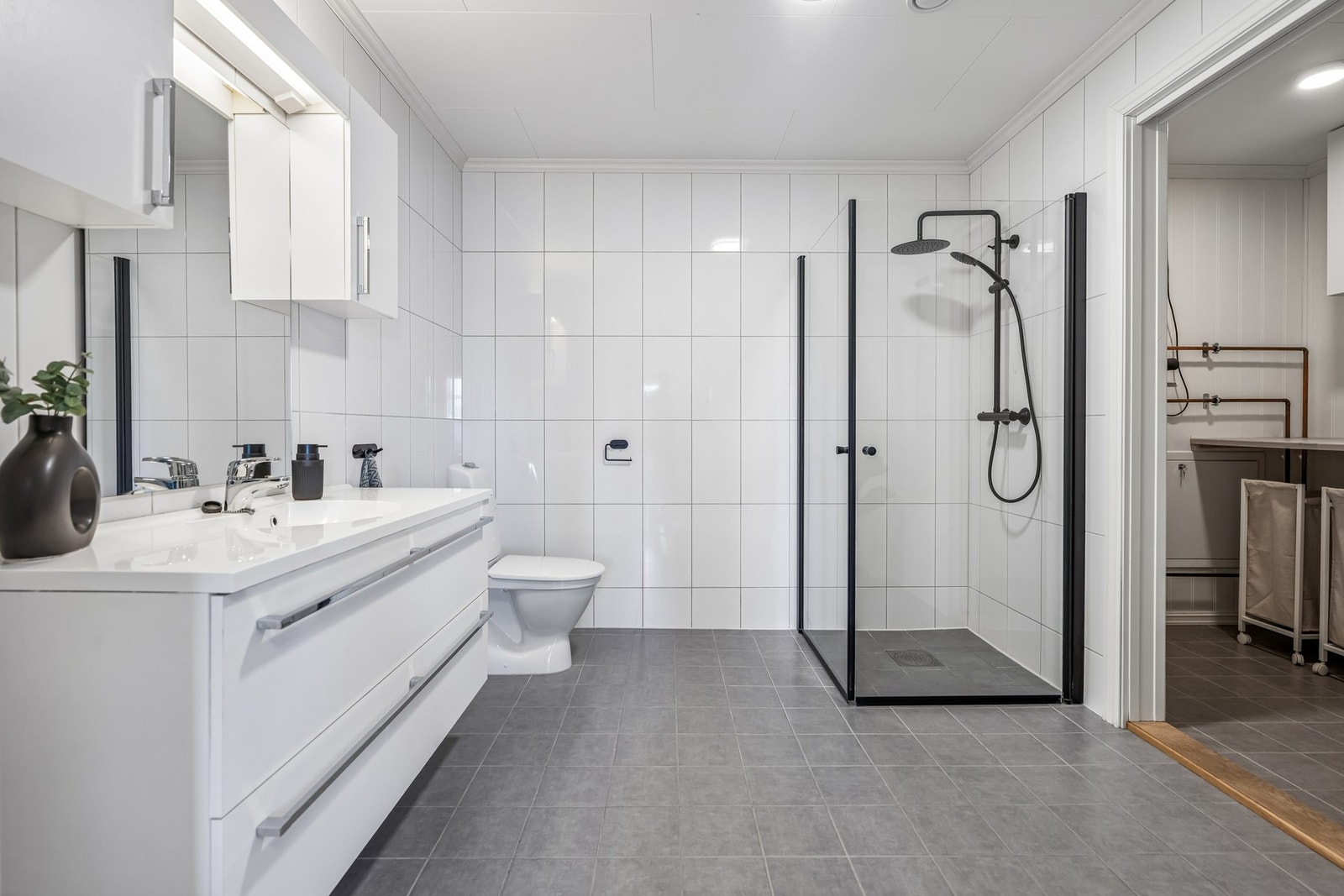 Det er inngang til vaskerom fra badet Galleribilde