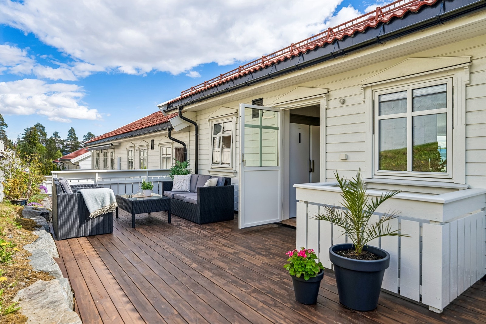 Terrasse på ca. 26 kvm med god plass til sittegruppe og grill Galleribilde