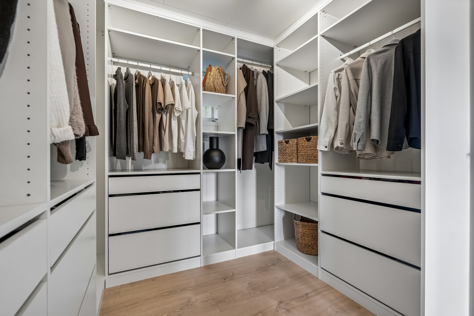 Garderobe med praktisk innredning Galleribilde