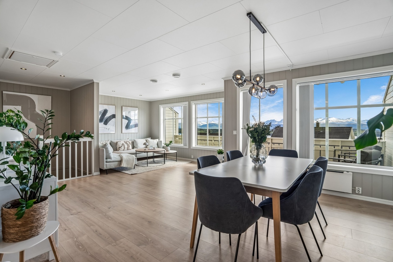Åpent og romslig med store vindusflater. Galleribilde