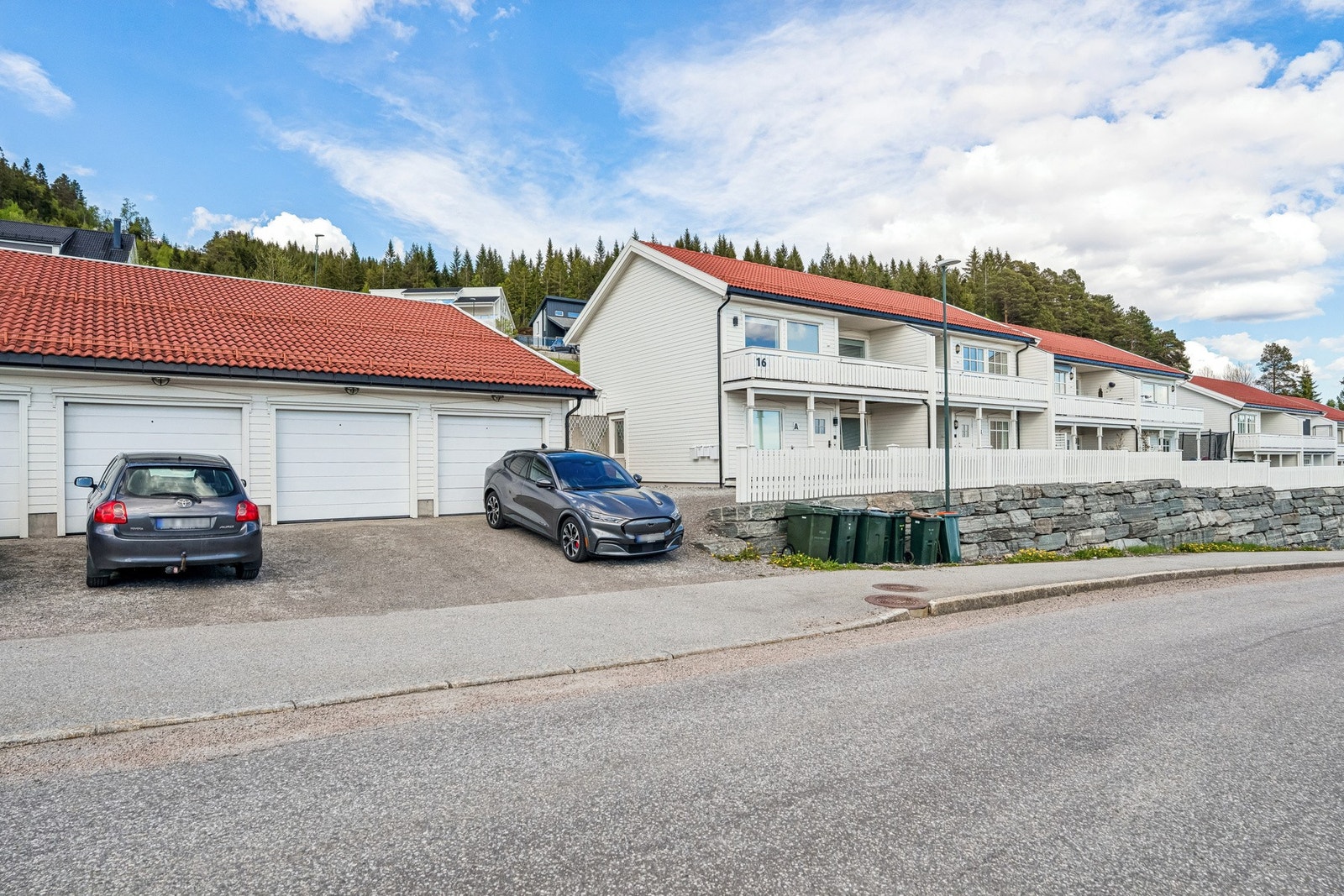 Parkering i garasje med kort vei til boligen. Det er montert el-billader Galleribilde