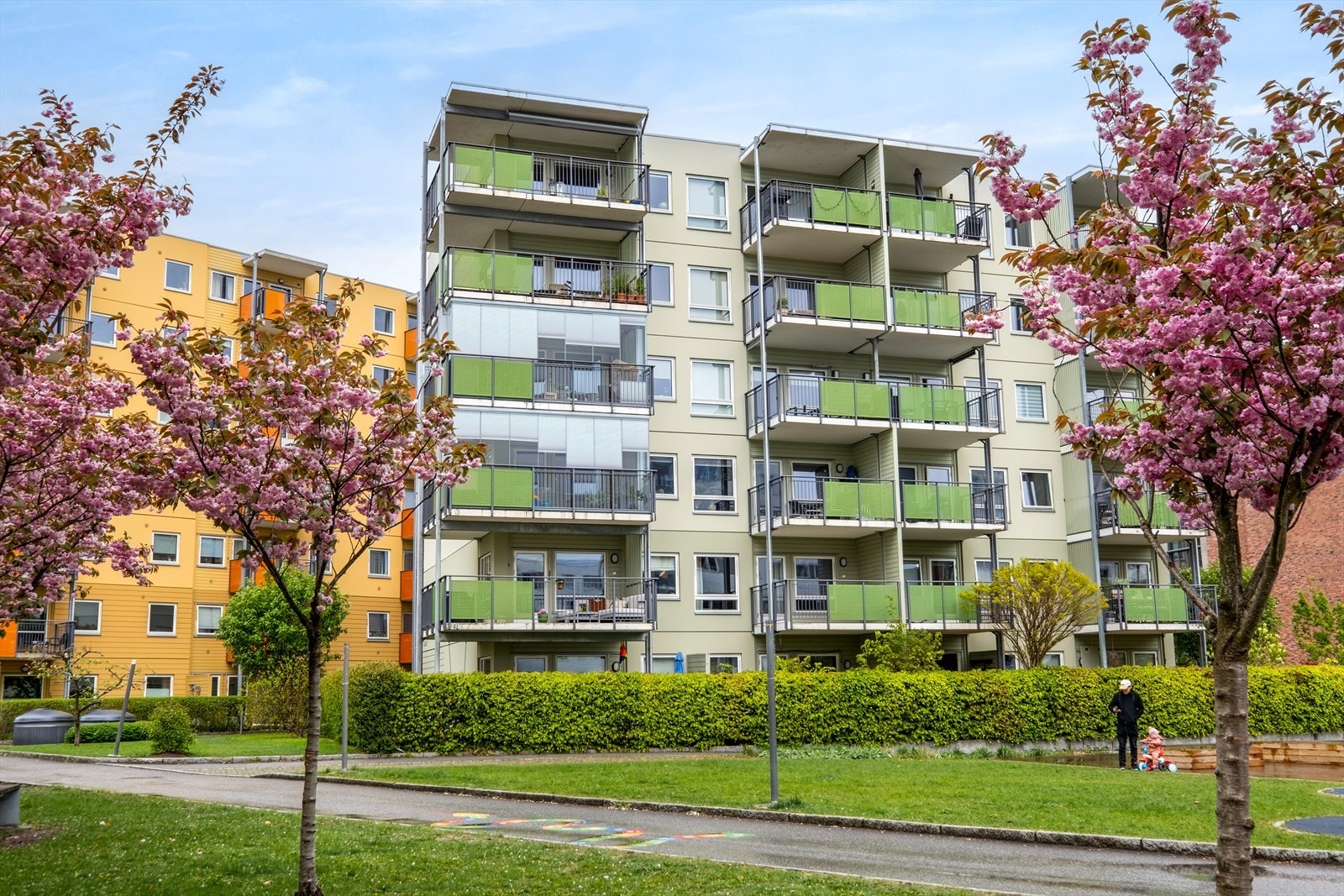 Fasade. Balkongen er vendt ut mot det frodige og skjermede parkområdet. Galleribilde
