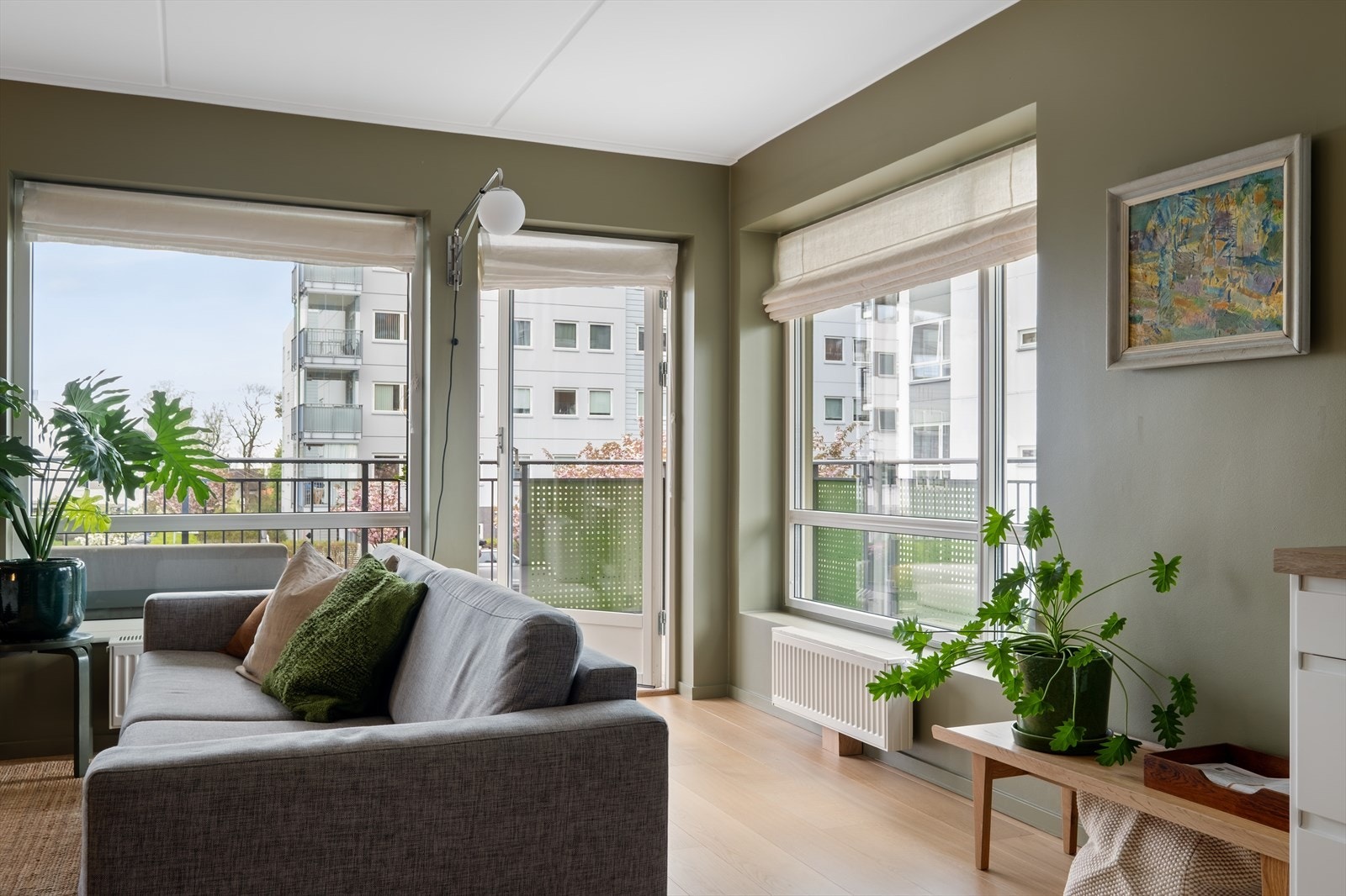 Fra stuen er det i tillegg utgang til en herlig hjørnebalkong. Galleribilde