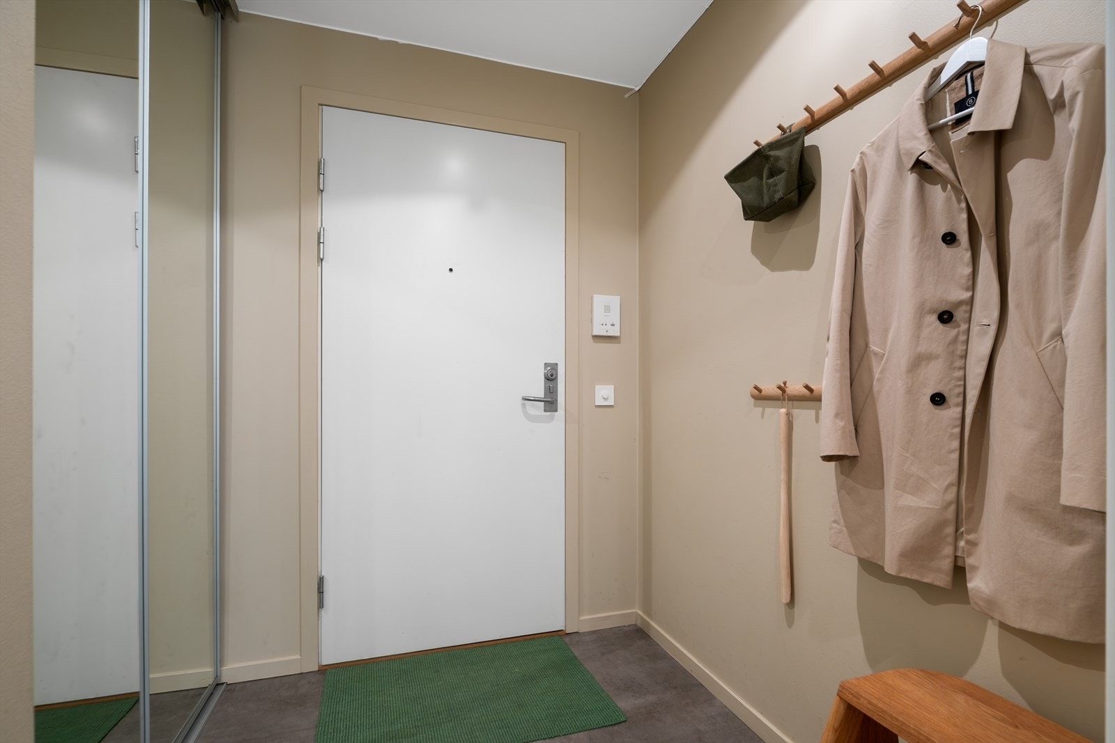 Boligen har en romslig entré, med enkel adkomst via trapp eller heis. Leiligheten er meget praktisk for barnevogn, med romslig heis og plass til at vogna kan stå i gangen på fliser. Galleribilde
