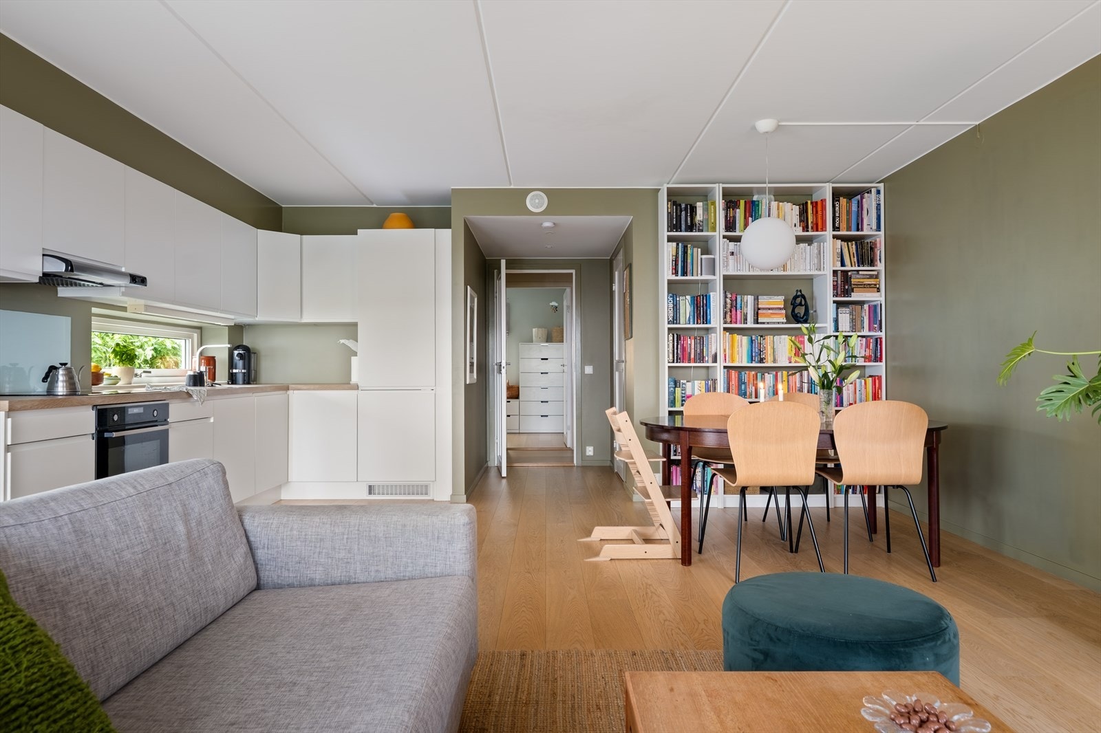 Det er god plass til stor sofaseksjon, tv-møbel og spisegruppe. Galleribilde