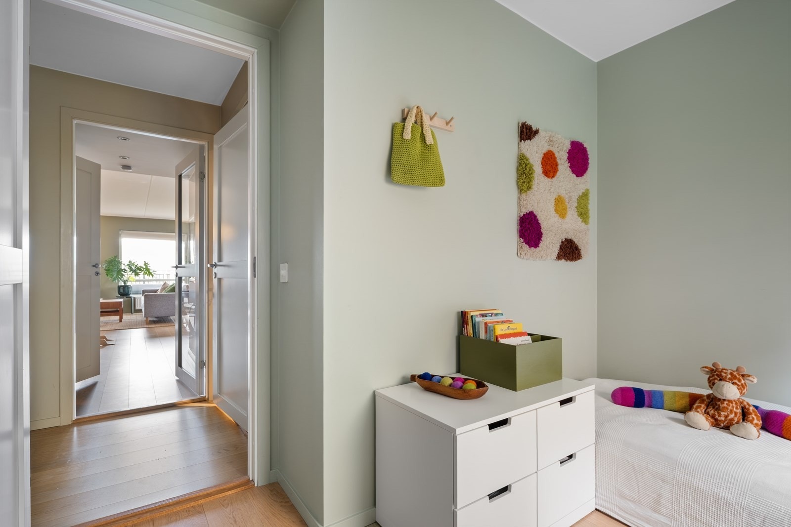 Rommet har plass til seng, nattbord, garderobeløsning og evt. skrivebord. Galleribilde