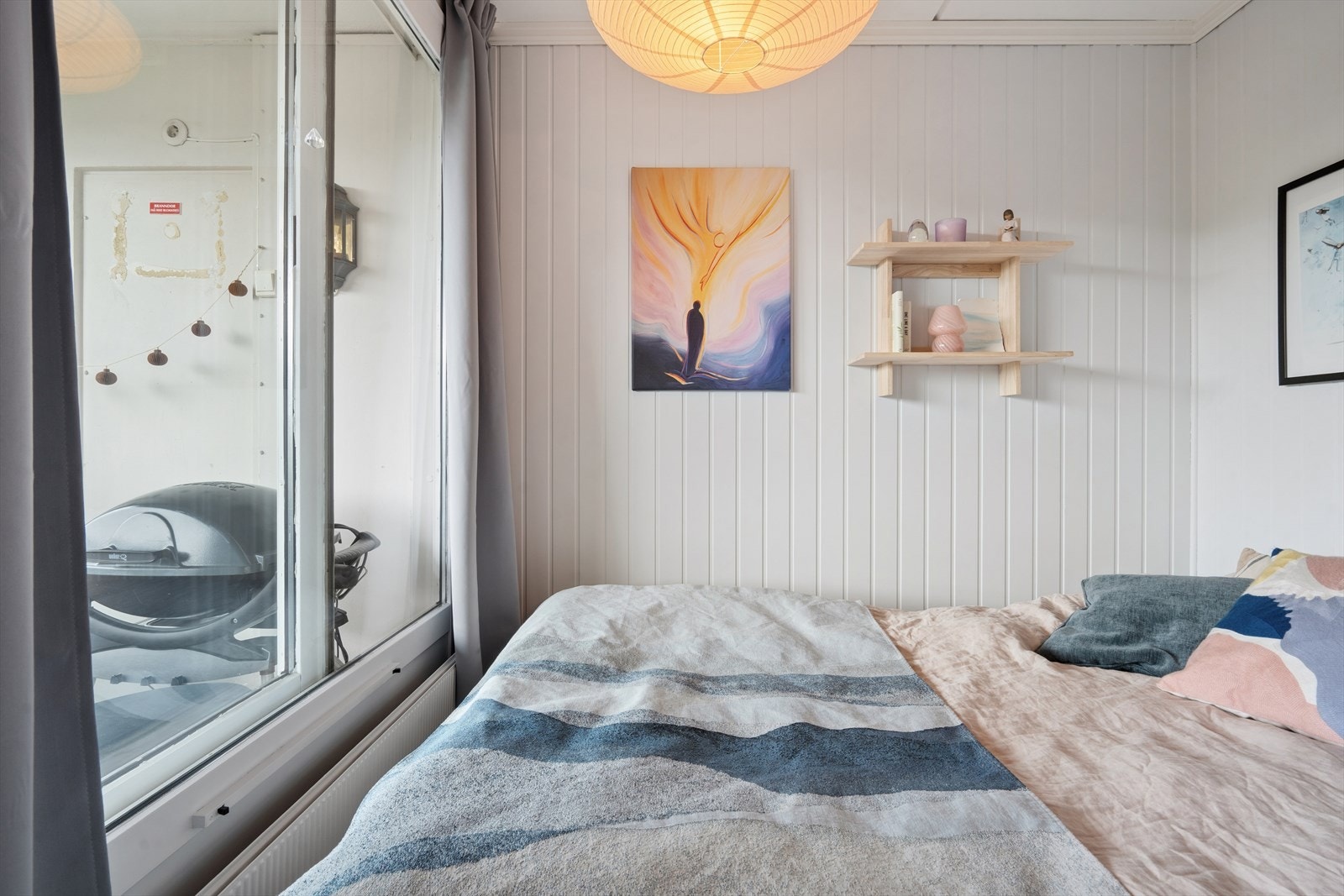 Den praktiske sovealkoven er adskilt fra stuen med skyvedør, og har plass til seng. Galleribilde