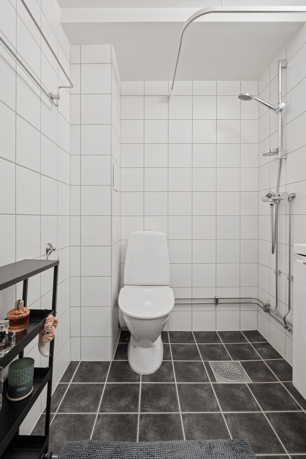 Badet ble renovert i regi av borettslaget i 2010. Det er varmekabler i gulvet. Galleribilde