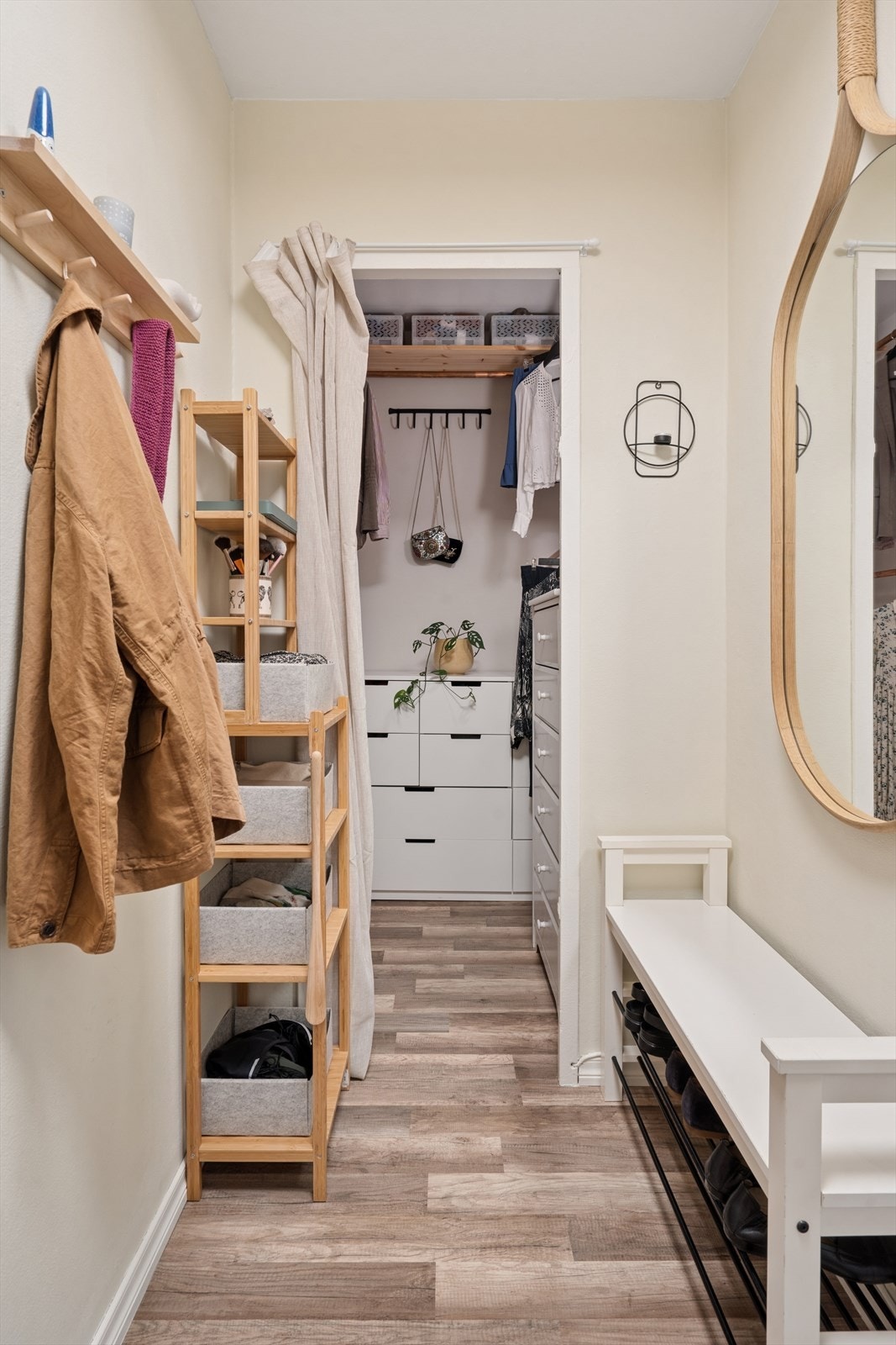 Entréen har direkte tilknytning til en praktisk garderobe, som gir lett tilgjengelig lagringsplass. Galleribilde