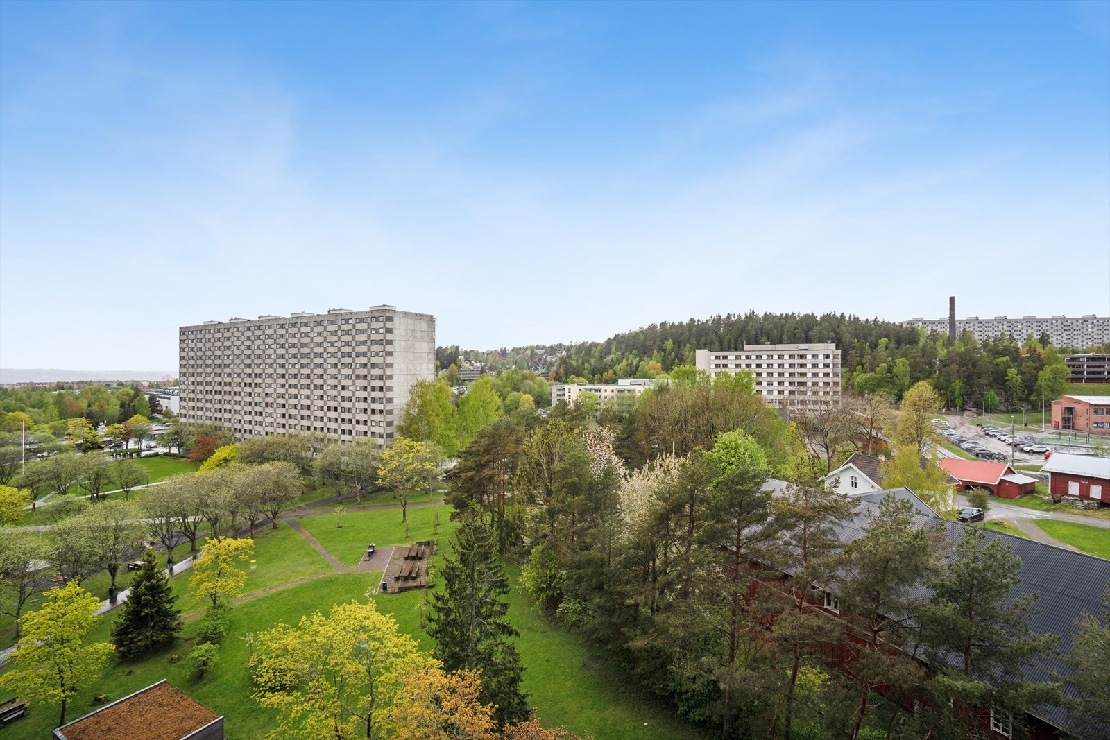 Leiligheten ligger sentralt på Ammerud, et etablert og grønt boligområde i Groruddalen. Galleribilde