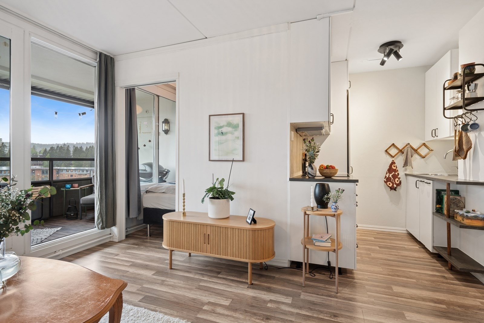 Varmtvann, fyring og grunnpakke internett er inkludert i felleskostnadene. Galleribilde