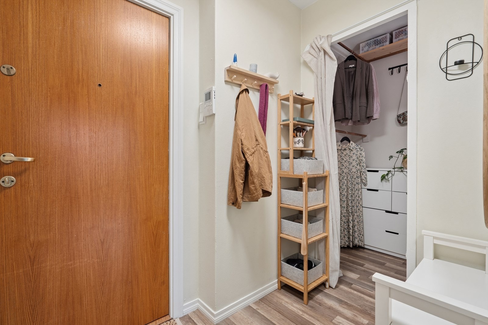 Velkommen inn! Porttelefon med lyd og bilde ved inngangsdør. Galleribilde