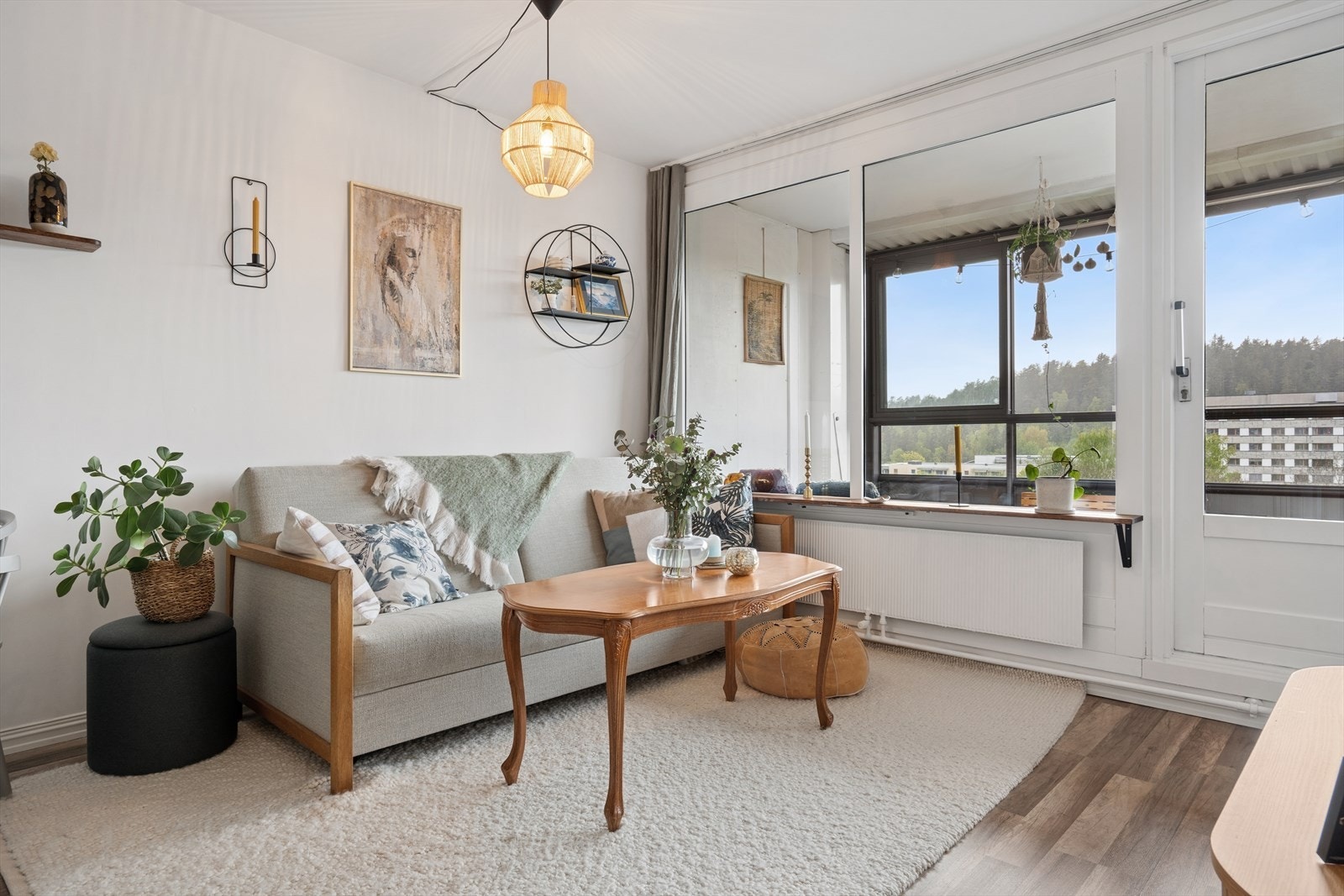 Store vindusflater og balkongdør slipper inn rikelig med naturlig lys og bidrar til en lys og luftig romfølelse. Galleribilde