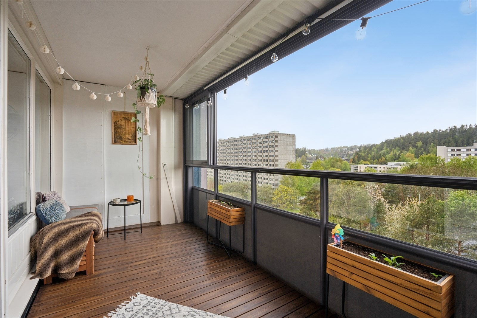 Fra stuen er det direkte utgang til en romslig, innglasset balkong på ca. 10 m². Galleribilde