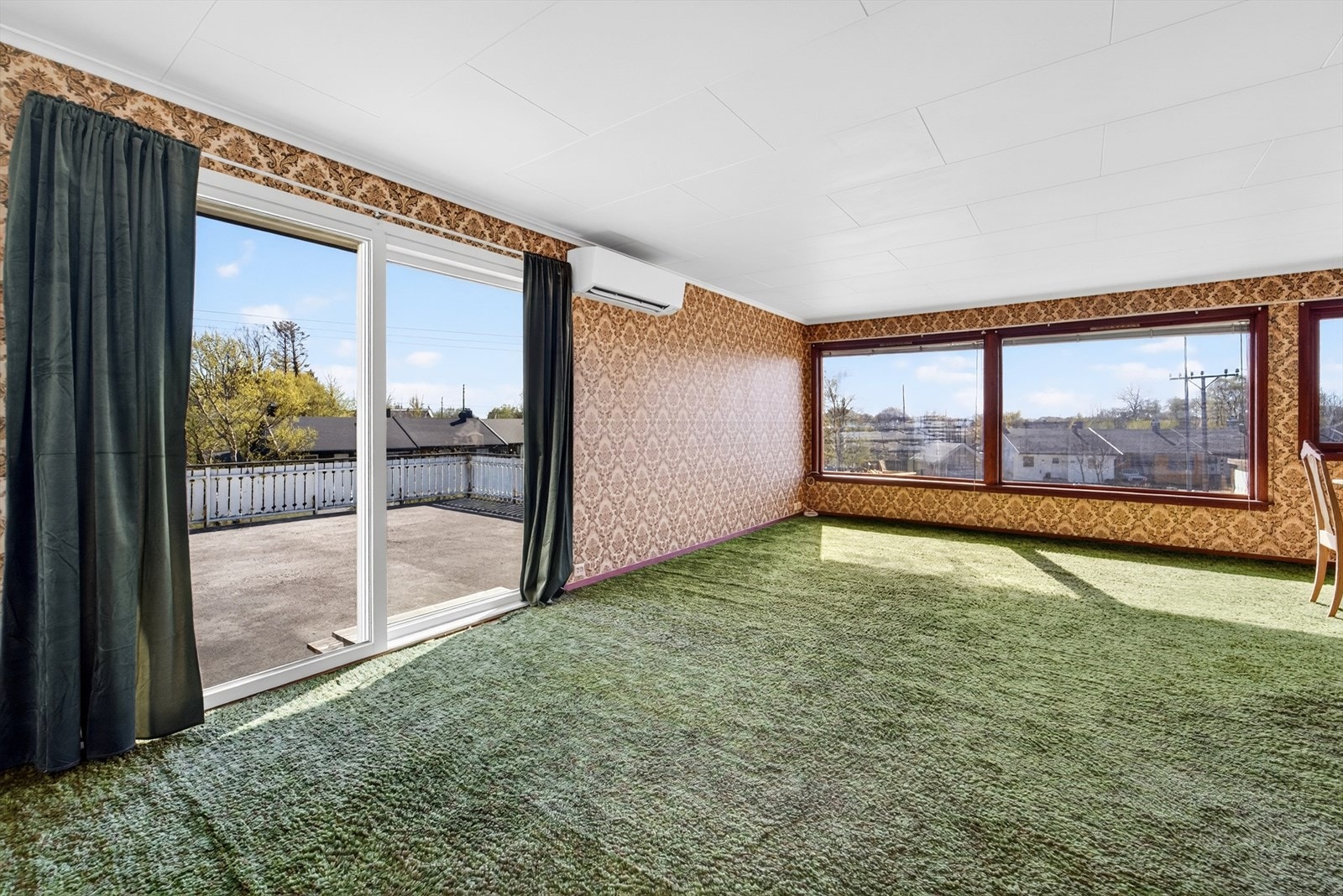 Fra stua har man utgang til en meget stor og solrik veranda. Galleribilde