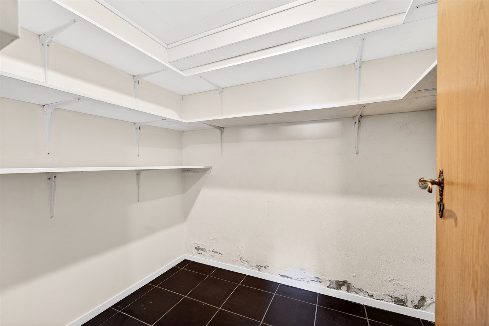 Bod med god plass til oppbevaring i underetasjen. Galleribilde