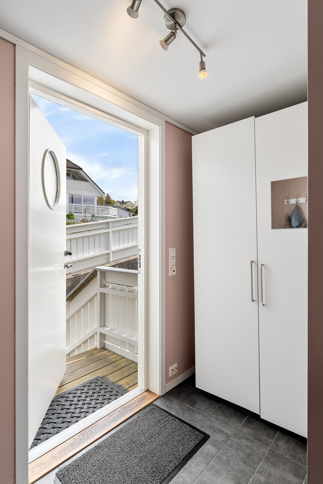 Entréen har flislagt gulv med varmekabler og god plass til oppbevaring. Galleribilde
