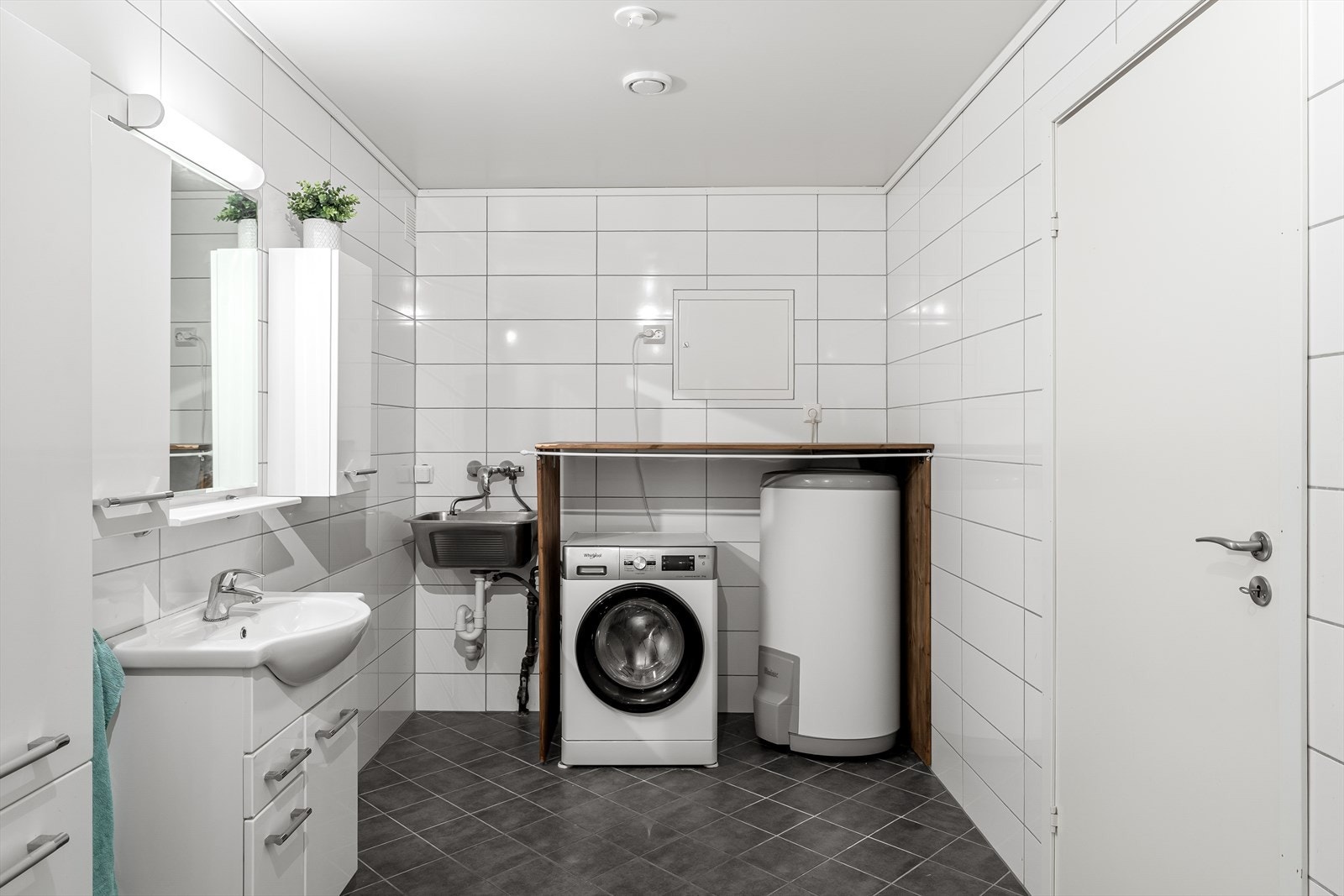 Stort og praktisk bad med opplegg for vaskemaskin. Galleribilde