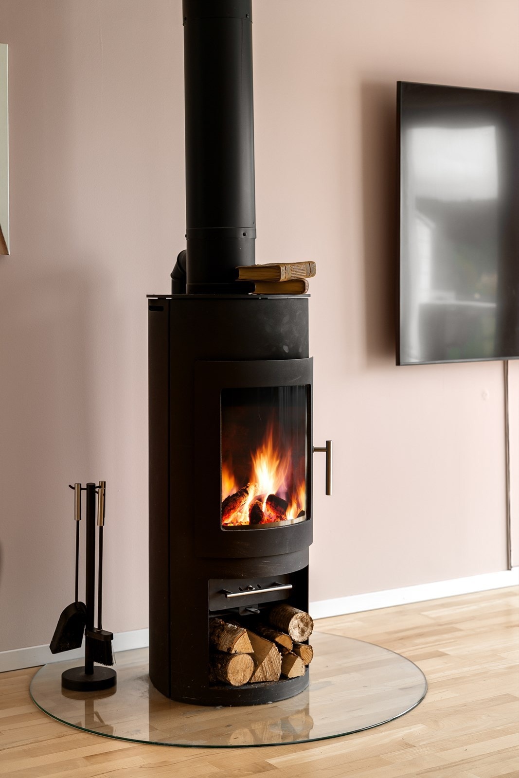 En moderne vedovn med isolert stålpipe gir ekstra varme og hygge. Galleribilde