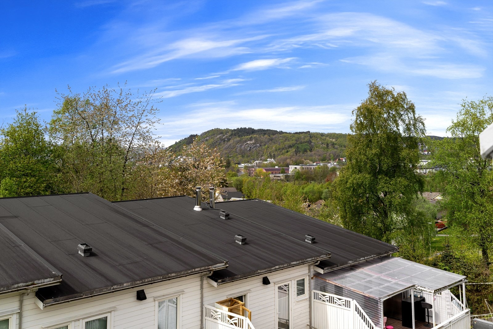 Fra eiendommen er det kort avstand til skole, barnehage og idrettsanlegg. Galleribilde