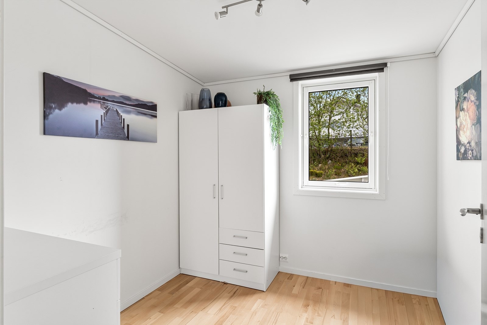 Det første av boligens tre soverom ligger praktisk til i første etasje. Galleribilde