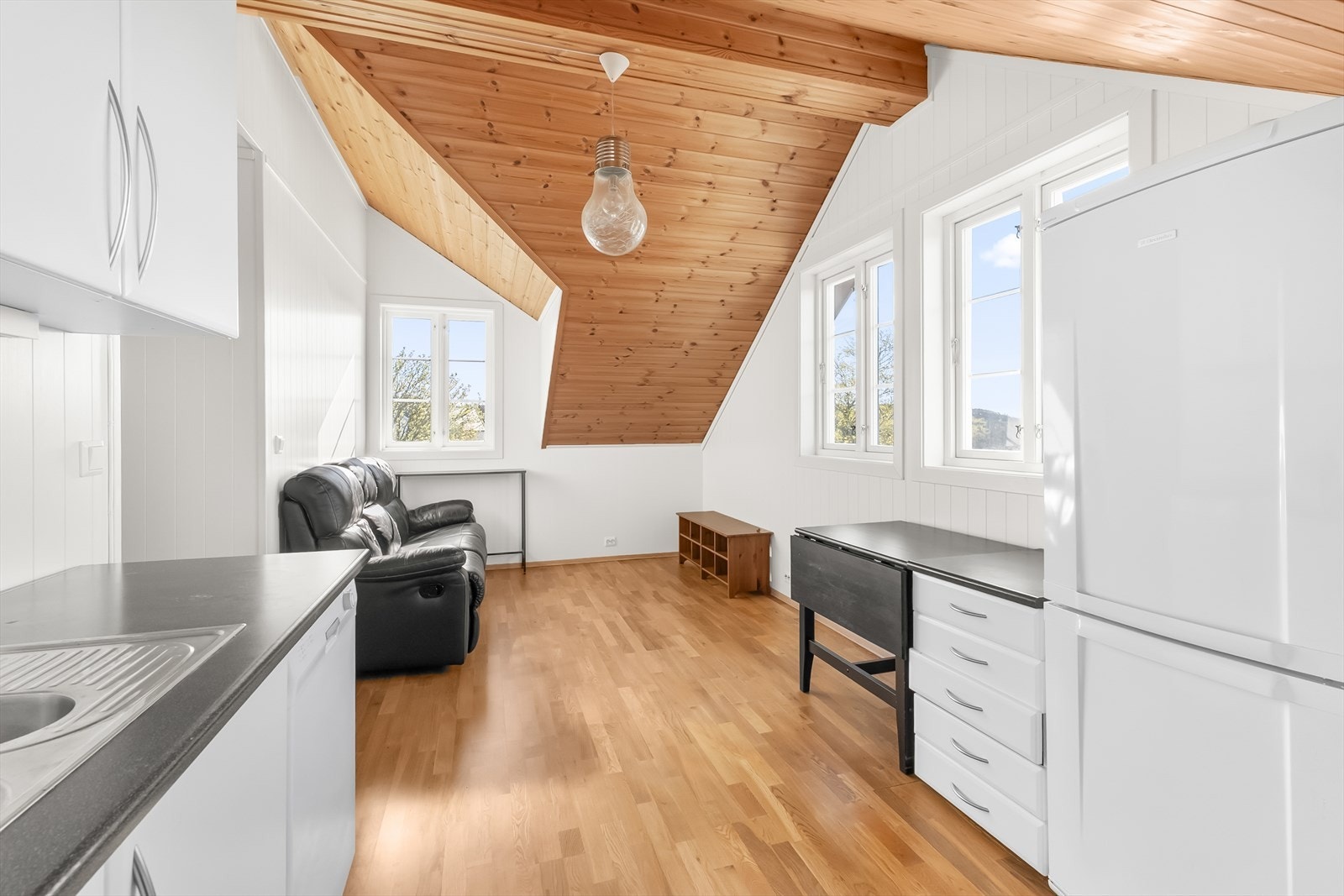 Loft over garasje er innredet. Det er avvik fra byggetegninger, og det foreligger ingen godkjenning om innredet loft. Galleribilde