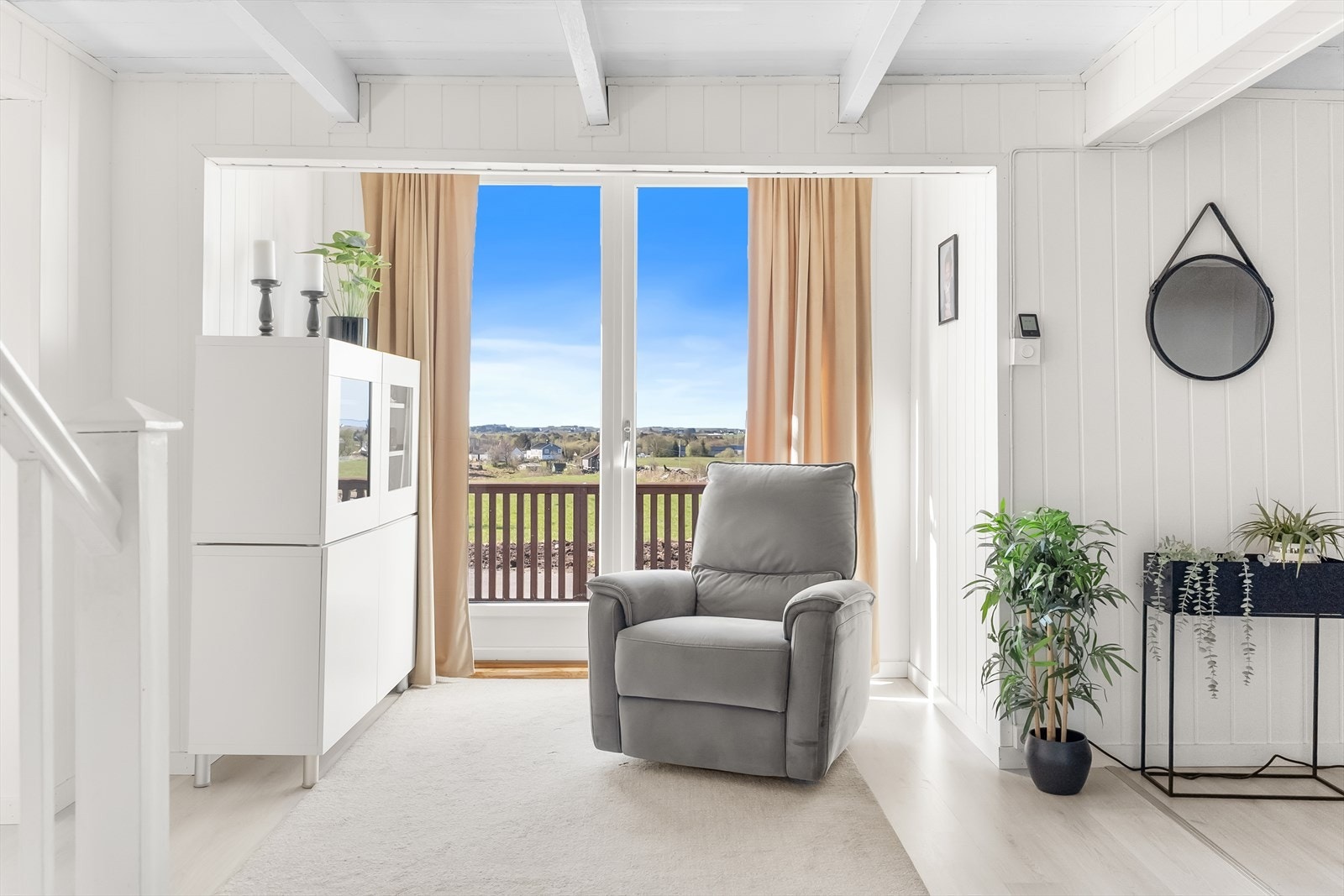 Stor stue med utgang til terrasse. Galleribilde