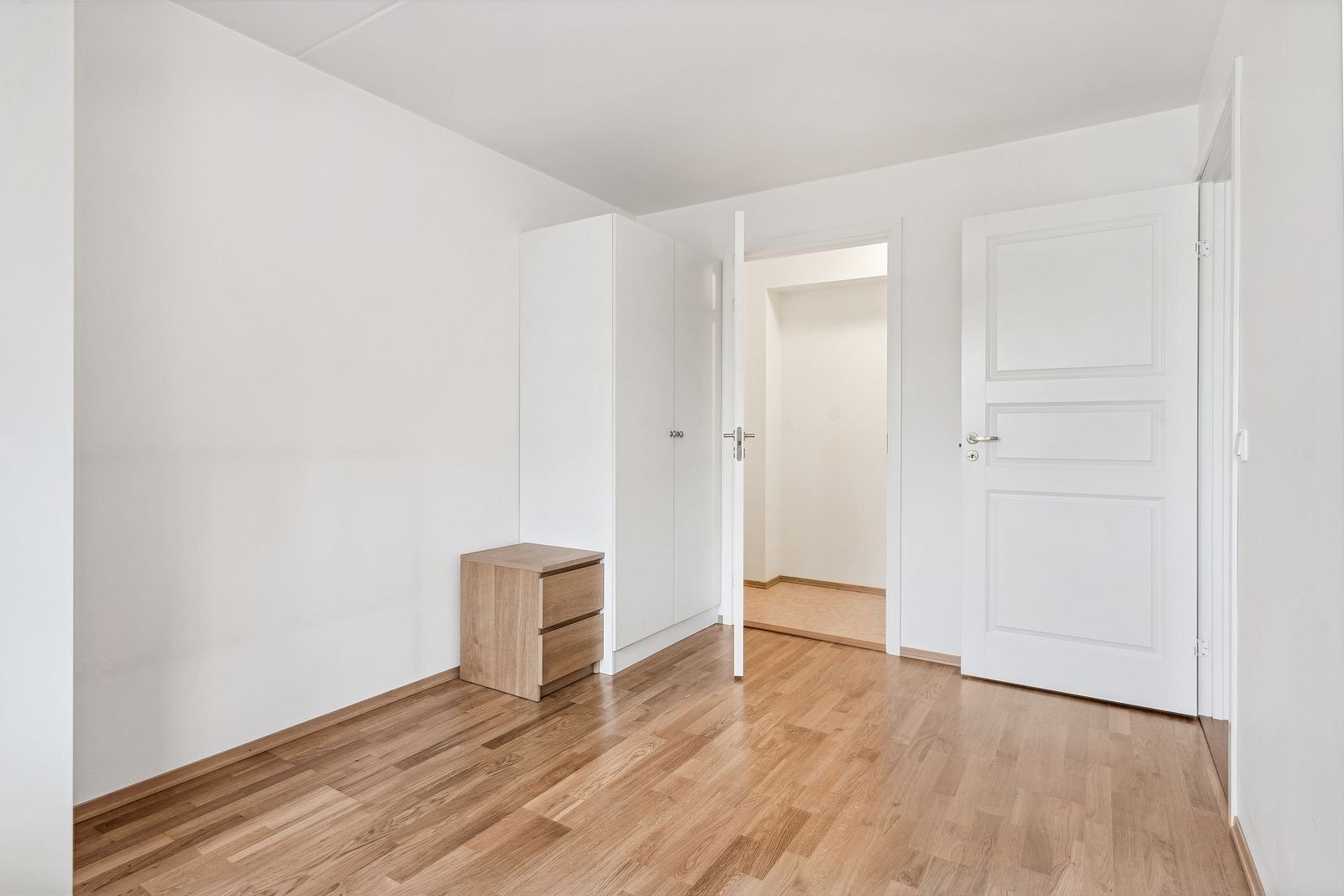 Soverom 1 er lyst og luftig. Inngang til bod. Galleribilde