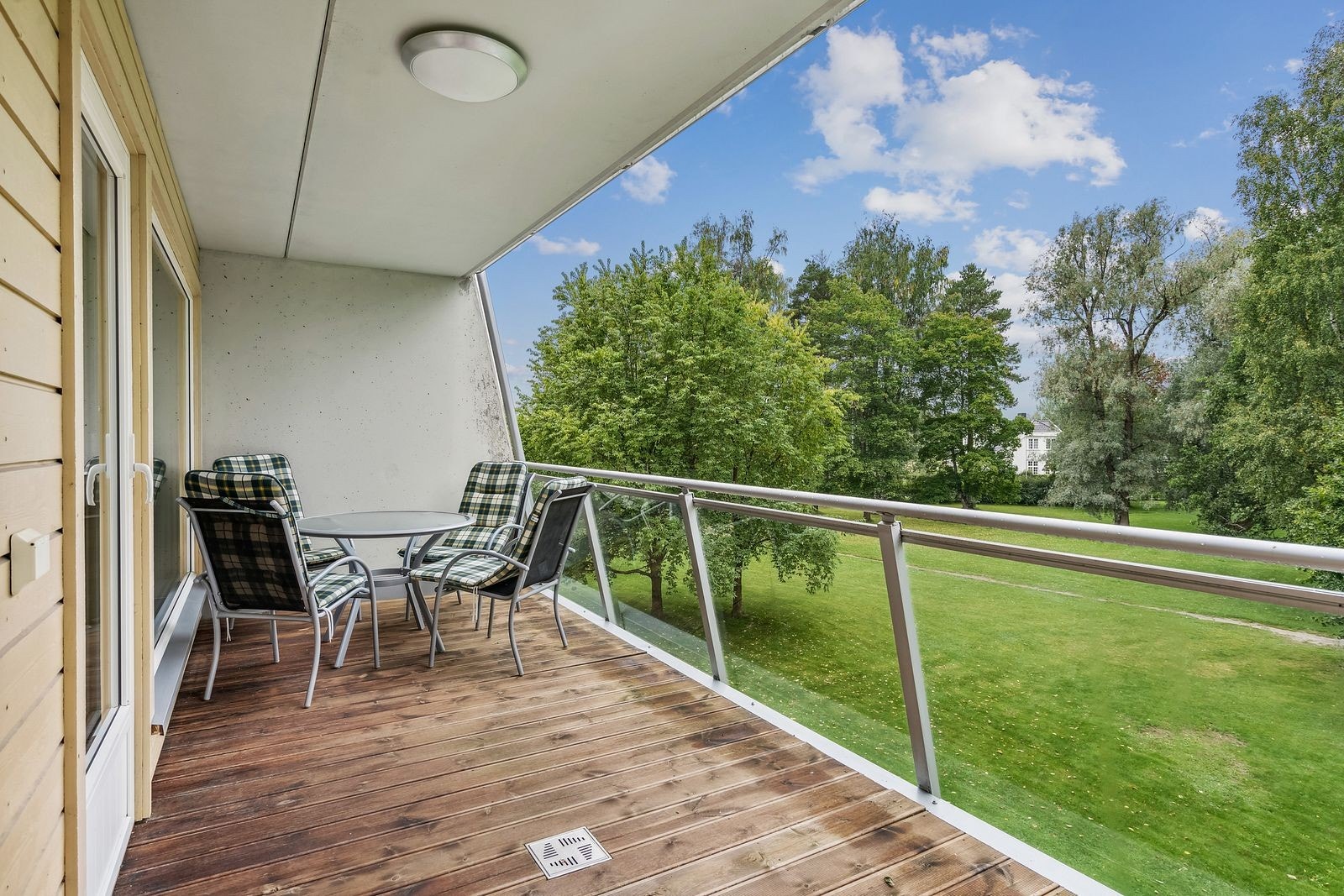Fra balkongen har du utsikt til koselig park. Velkommen til visning! Galleribilde