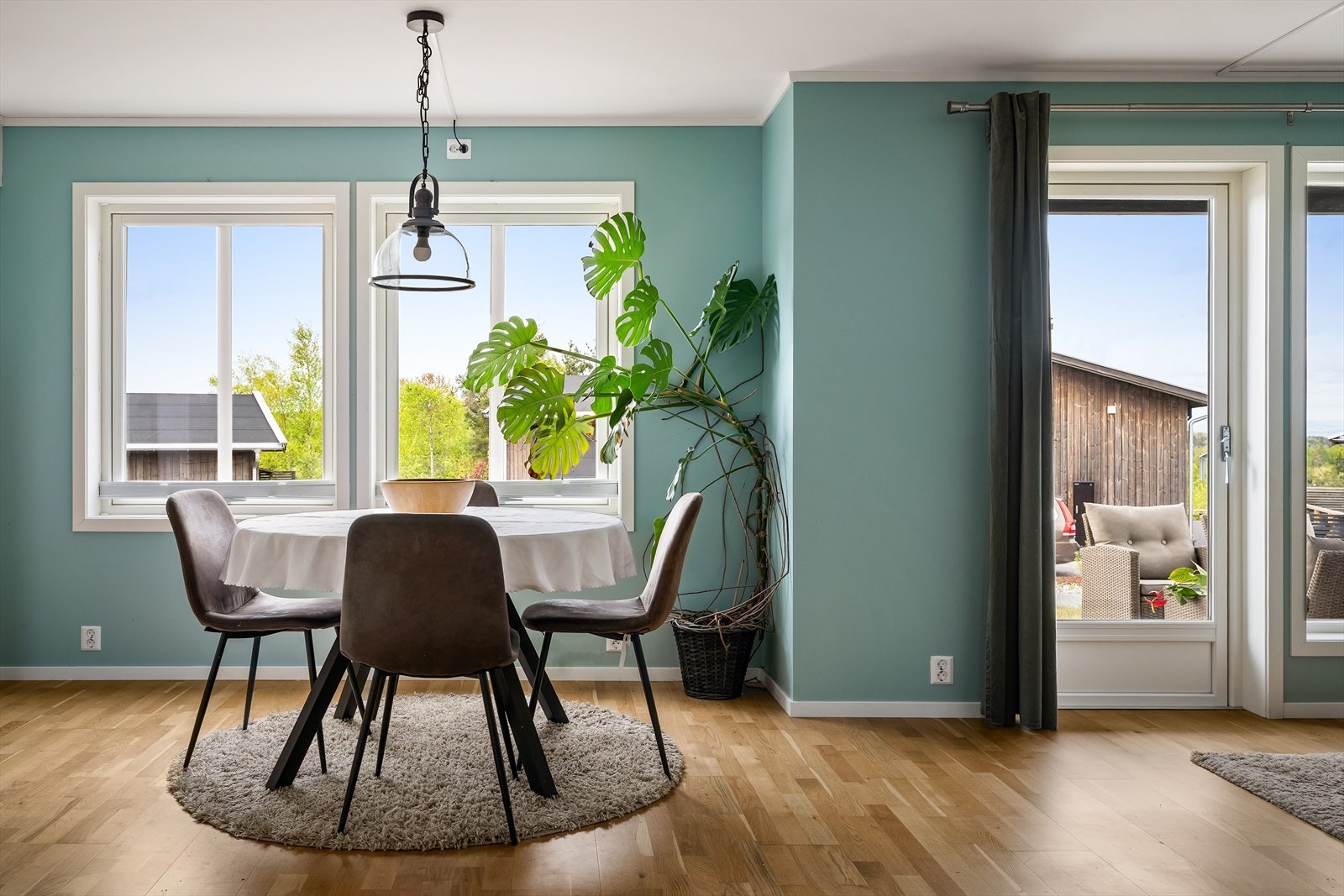 Spiseplassen er plassert ved store vinduer som slipper inn godt med naturlig lys. Galleribilde