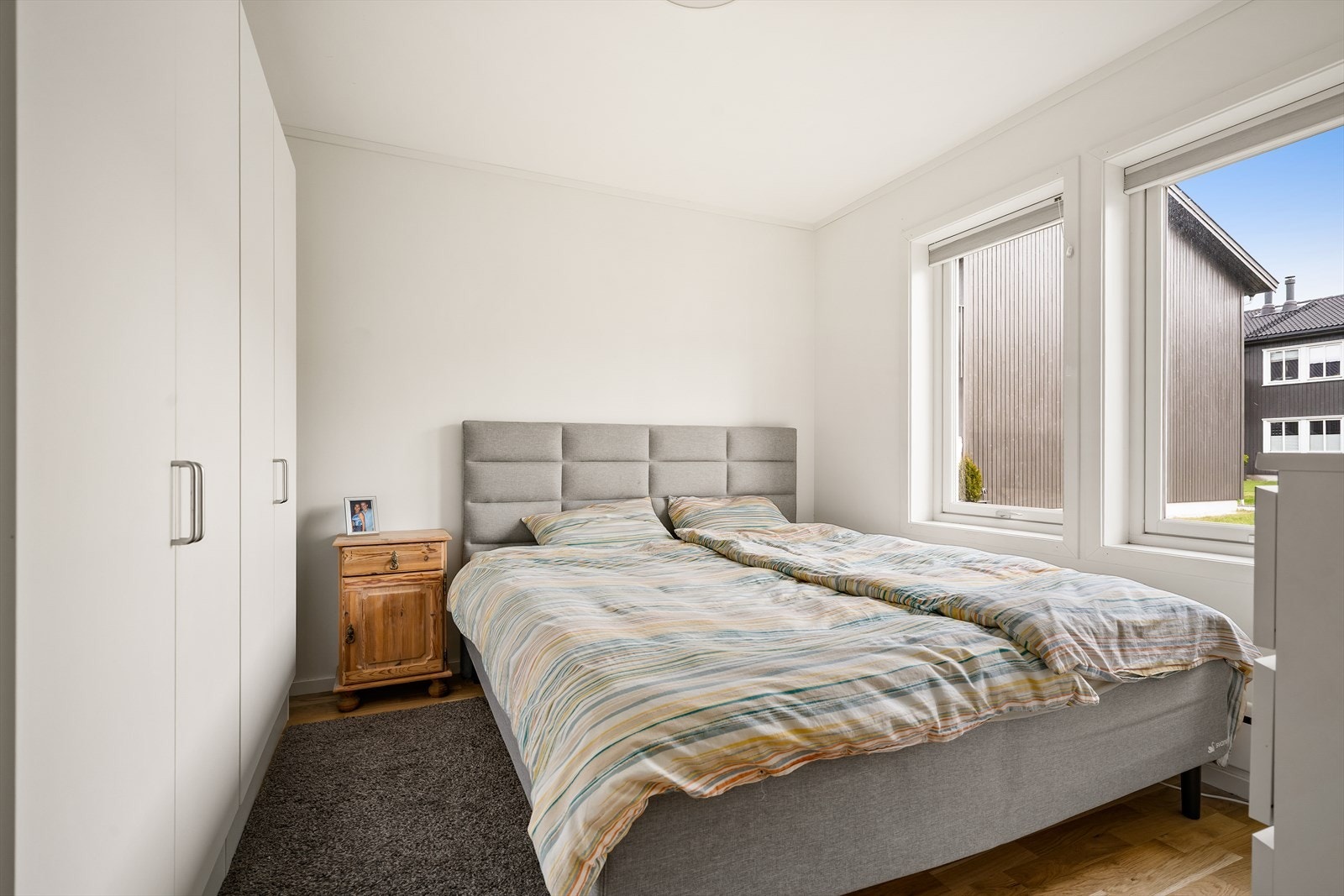 Plass til dobbeltseng og garderobe for oppbevaring. Galleribilde