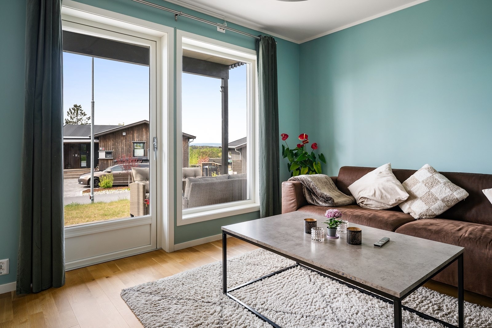 Fra stuen kan man se ut mot veien og grøntområder. Galleribilde