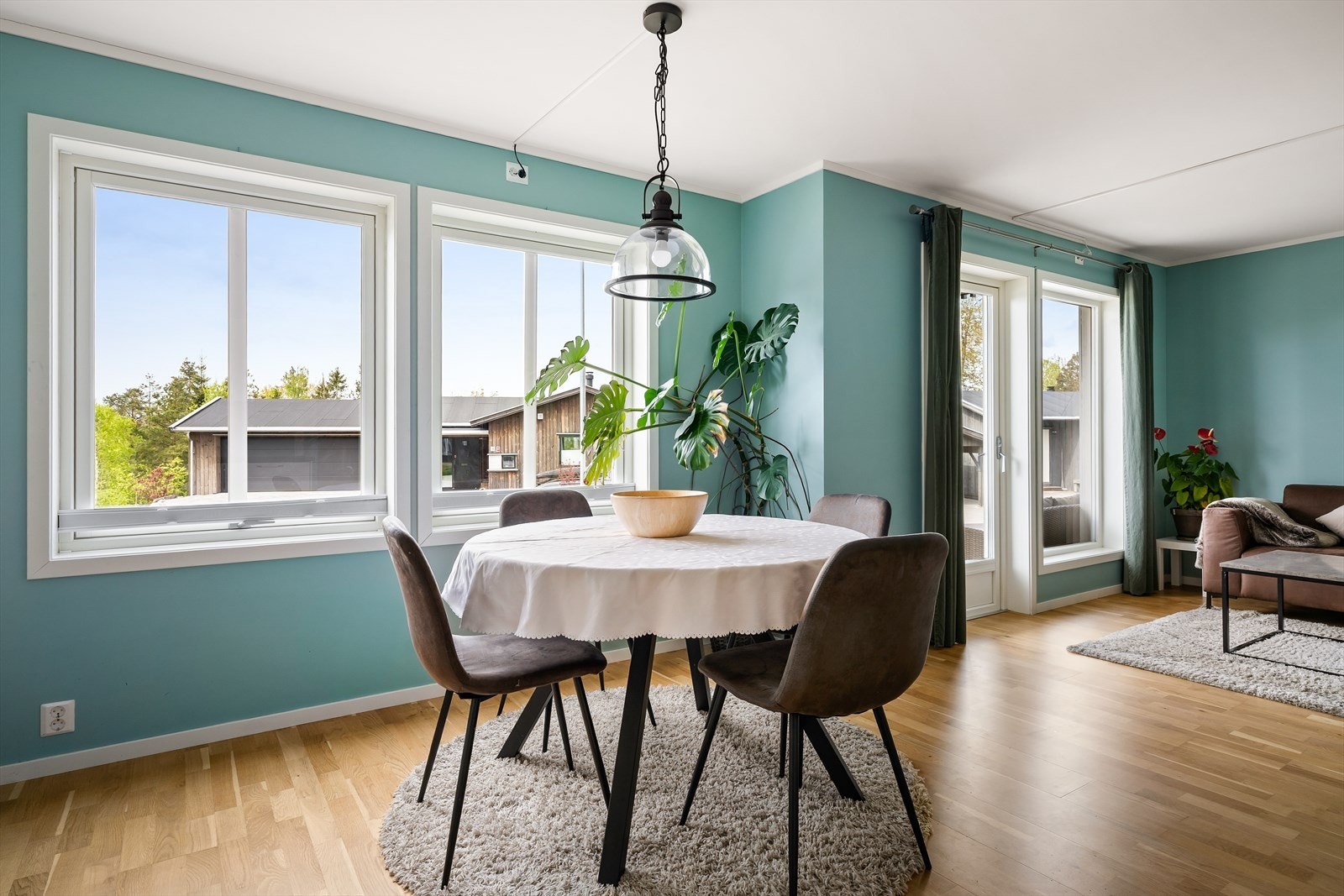 Kjøkkenet har åpen løsning mot stue/spisestuen og har god plass til sofagruppe og spisebord. Galleribilde