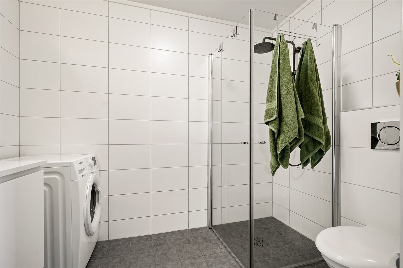 Flislagte vegger og gulv på badet gir et tidløst og praktisk våtrom. Galleribilde