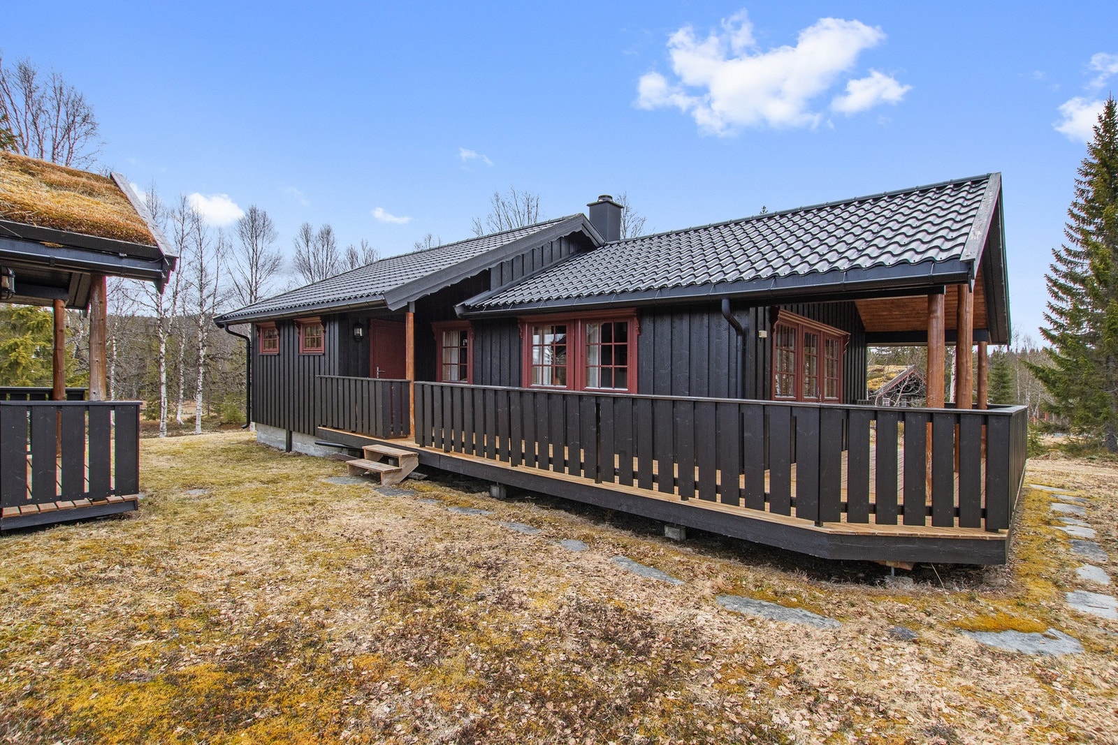 Delvis takoverbygd veranda. Galleribilde