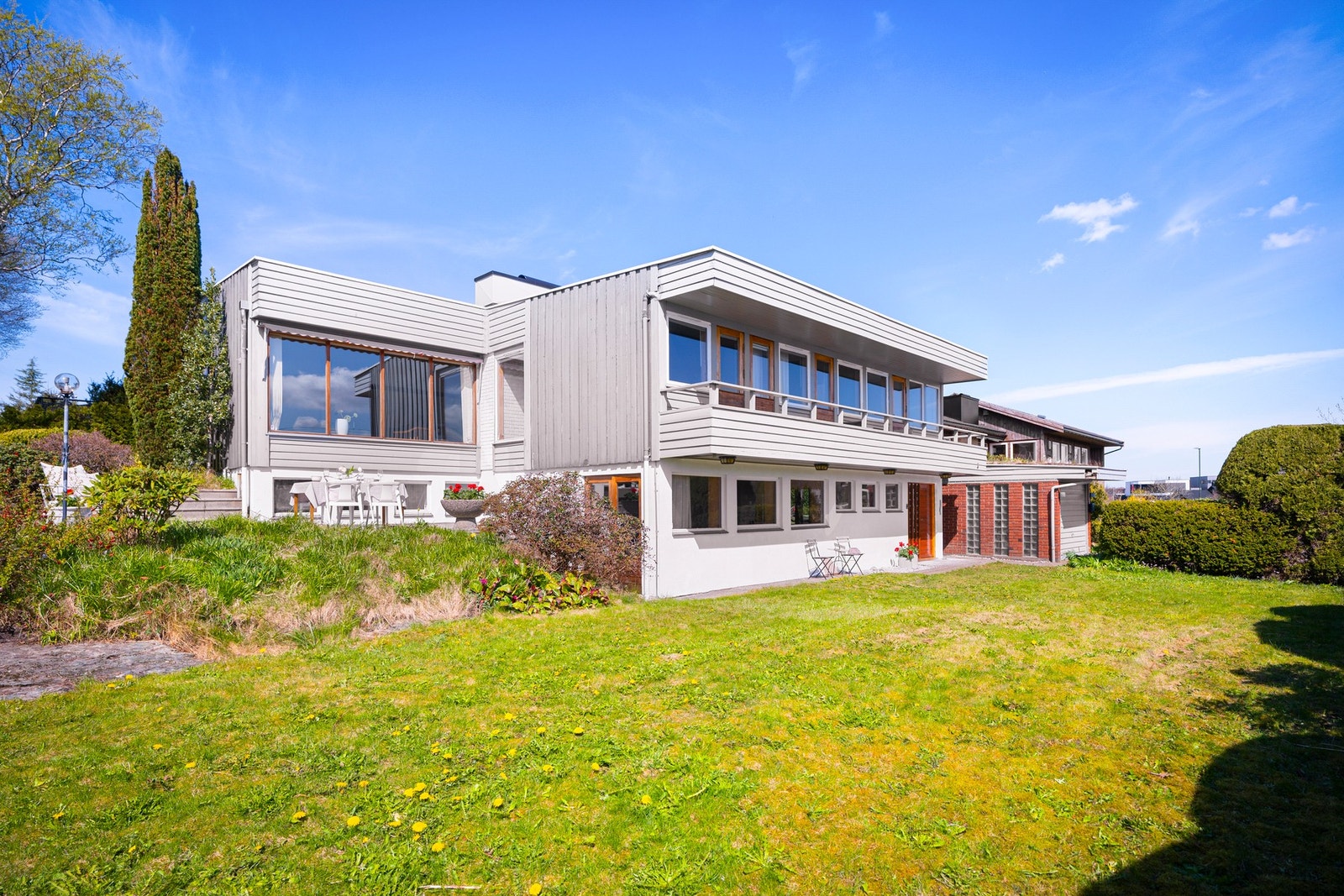 Dette er virkelig en eiendom som svært sjelden kommer for salg i dette attraktive sjønære området. Galleribilde