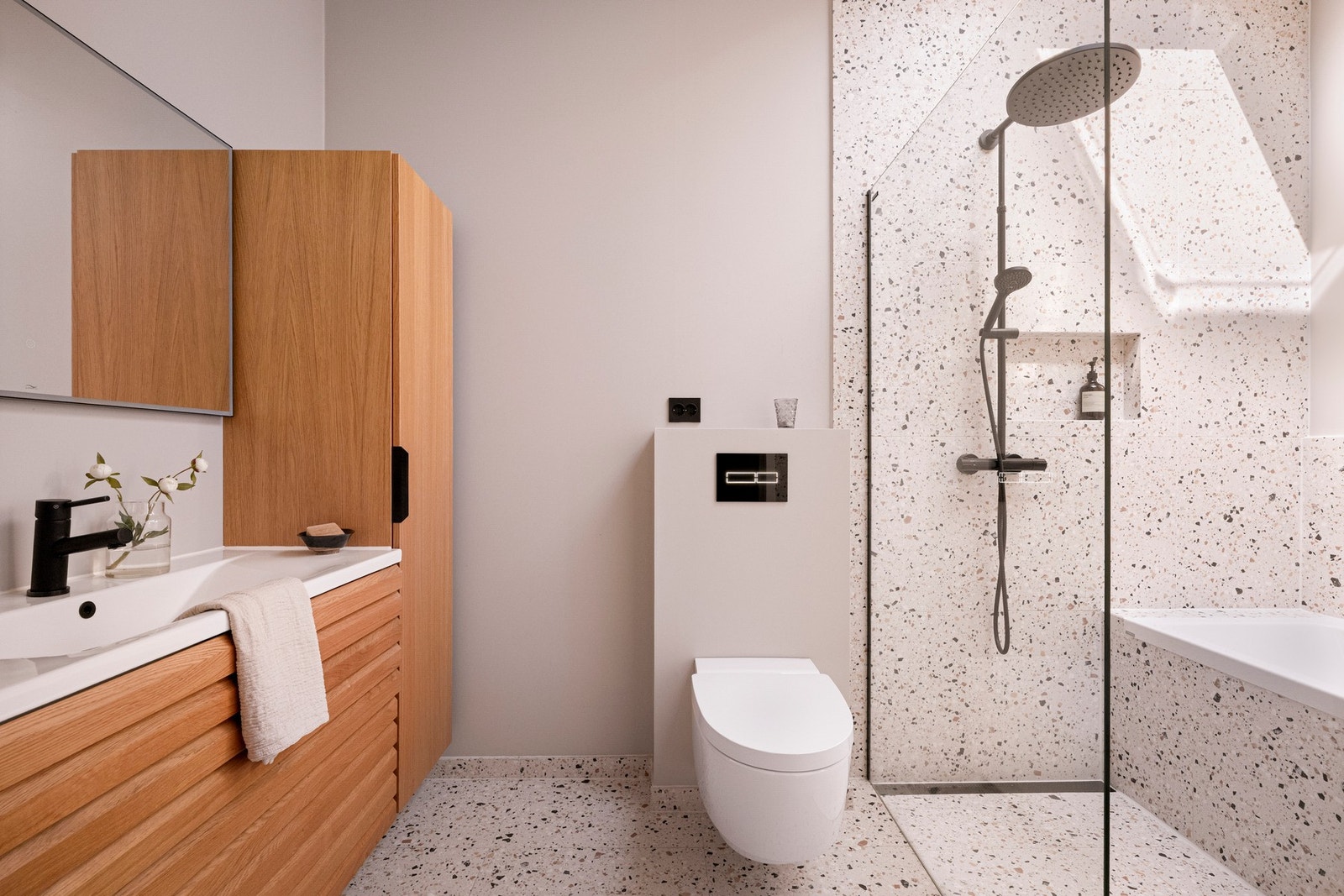 Badet er fra 2022 og er moderne og funksjonelt med oppgraderte overflater og nytt røropplegg. Galleribilde