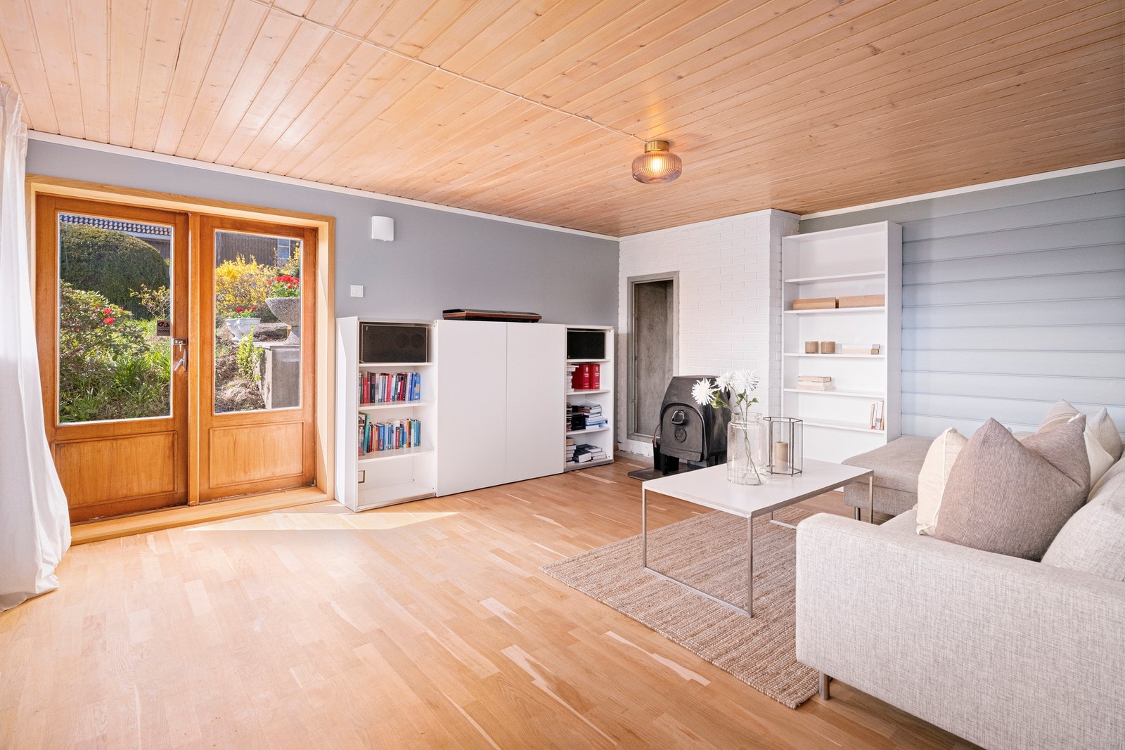 Rommet har en varm og skjermet atmosfære med trepanel, peis og gode møbleringsmuligheter. Galleribilde
