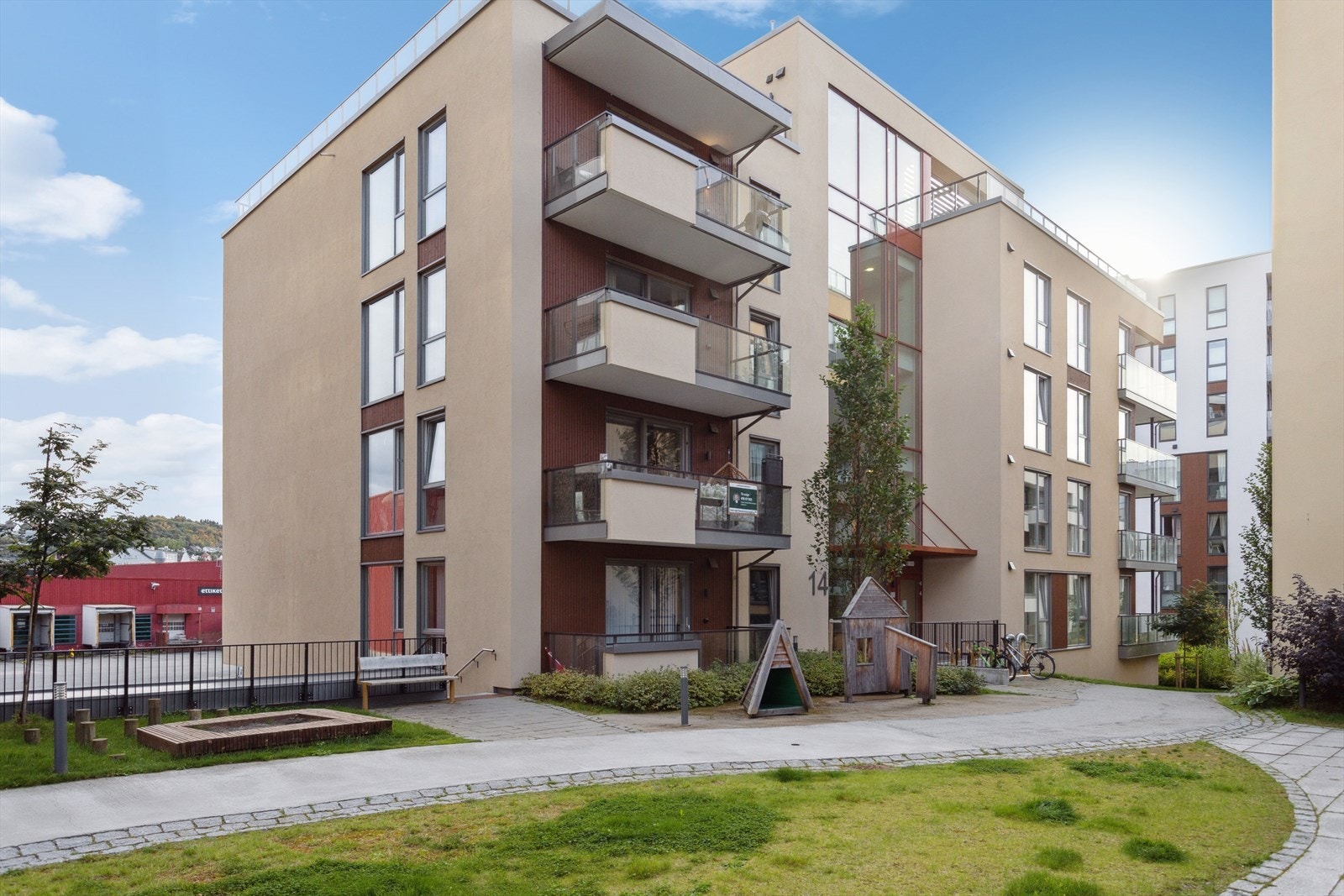 Bygget er fra 2022 og har heis, felles takterrasser og sykkelparkering for beboerne. Galleribilde