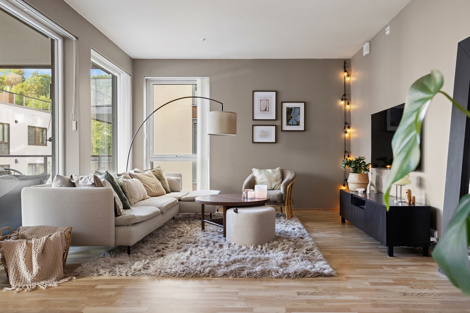 Store vinduer og skyvedører i glass gir rikelig med dagslys og en god romfølelse. Galleribilde