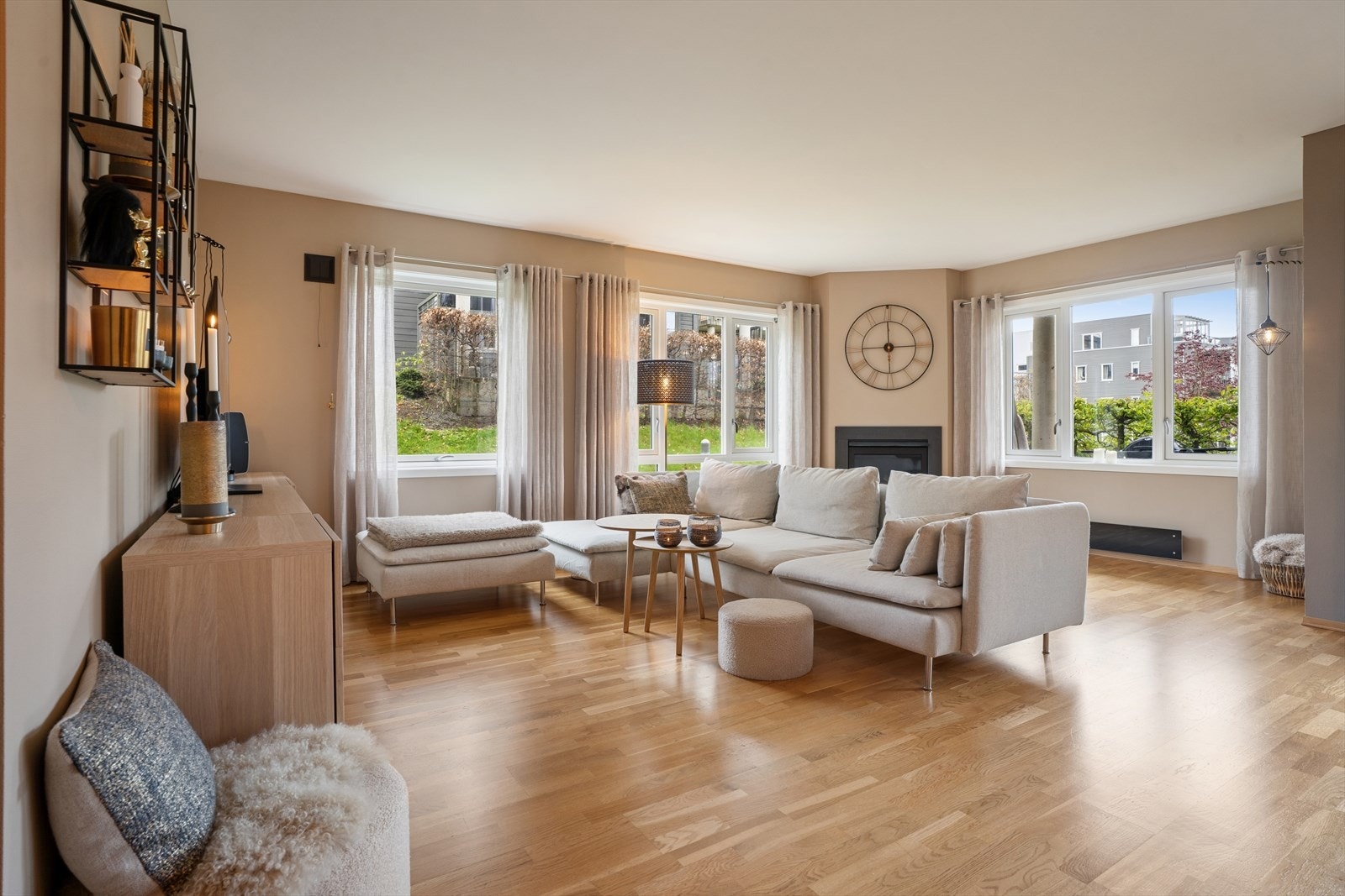 Her er det god plass til en stor sofagruppe og TV-møblement. Galleribilde