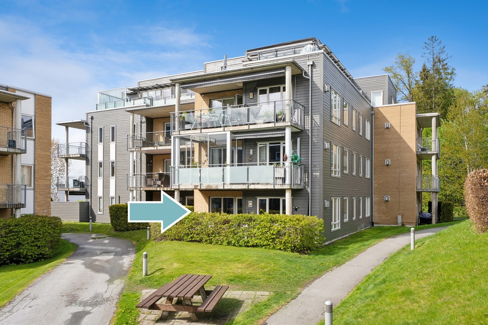 En lys og lekker 4-roms hjørneleilighet fra 2007 med trappefri adkomst og en fin, overbygget uteplass. Galleribilde