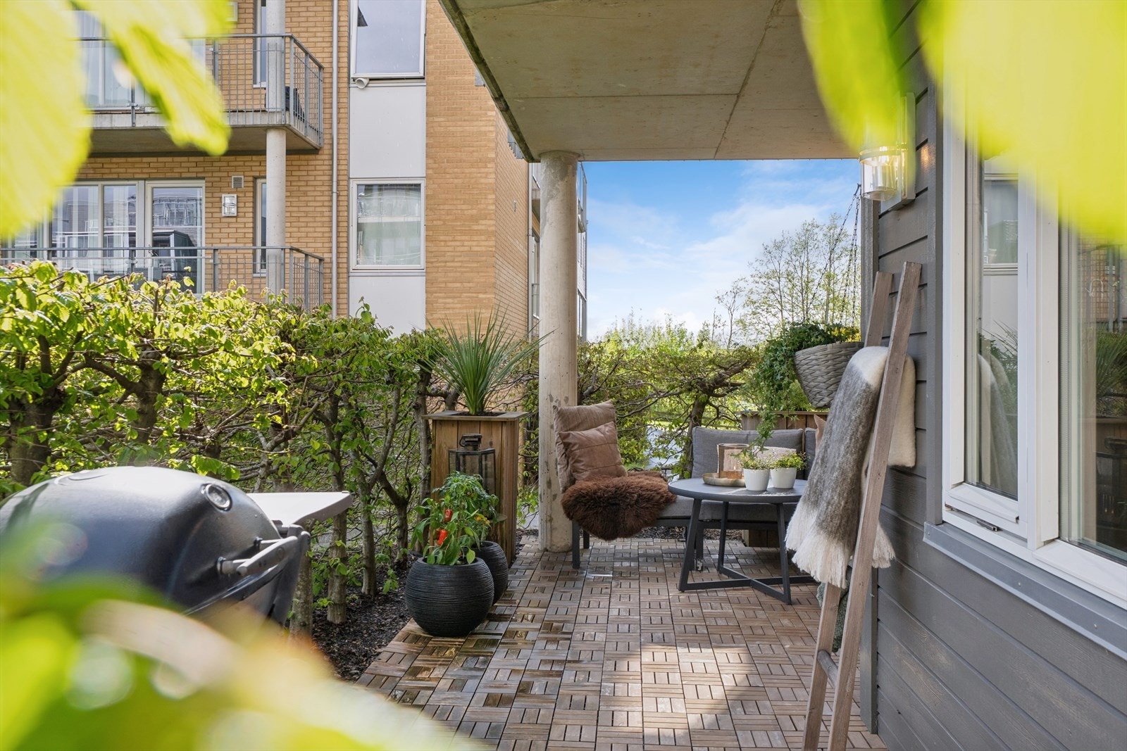 Det er trappefri adkomst til leiligheten som ligger fint til på bakkeplan i 1. etasje. Galleribilde