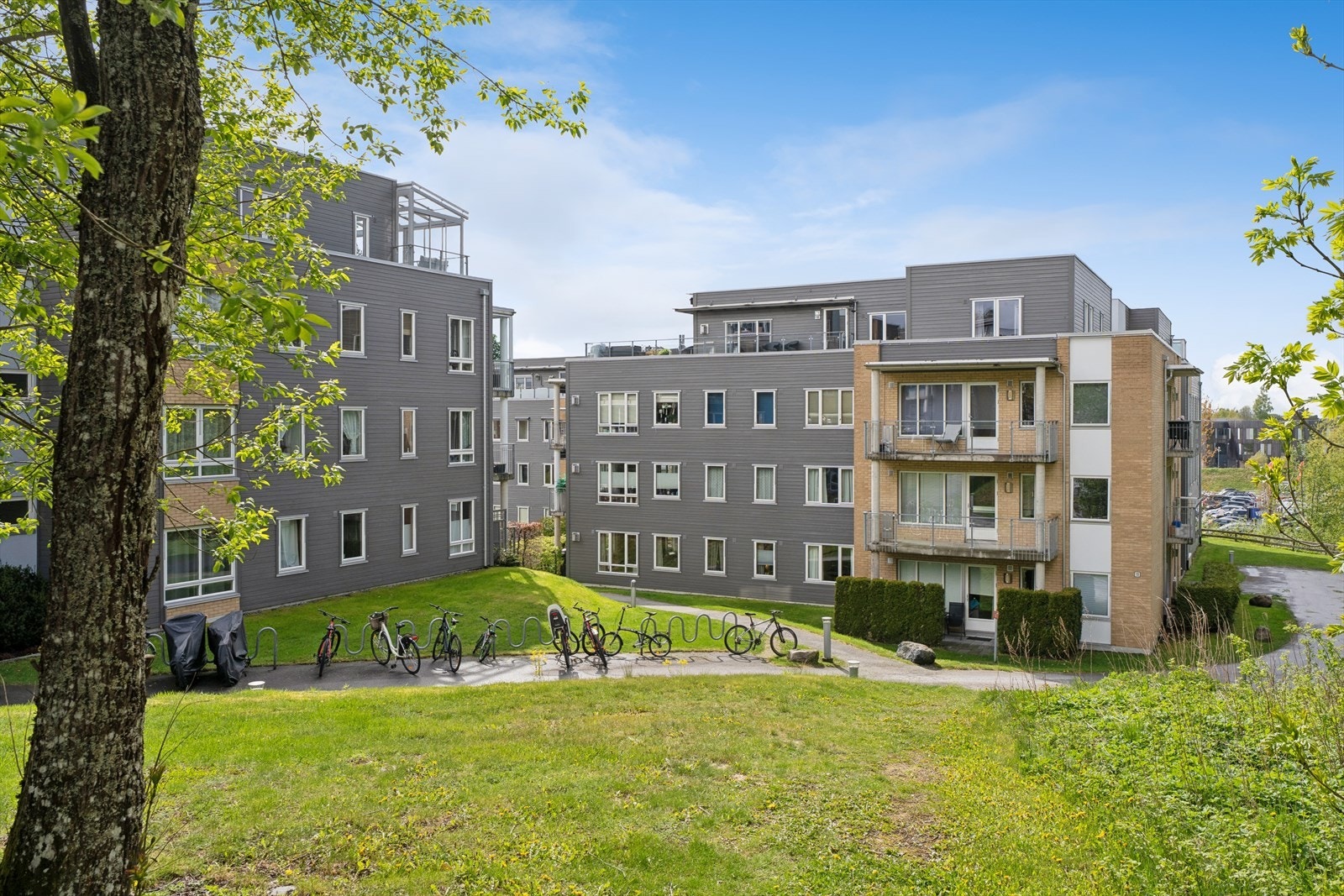 Parkering med egen el-billader i felles garasjeanlegg med heisadkomst. Sameiet har felles sykkelparkering utendørs, i tillegg til bodplass i kjeller. Galleribilde