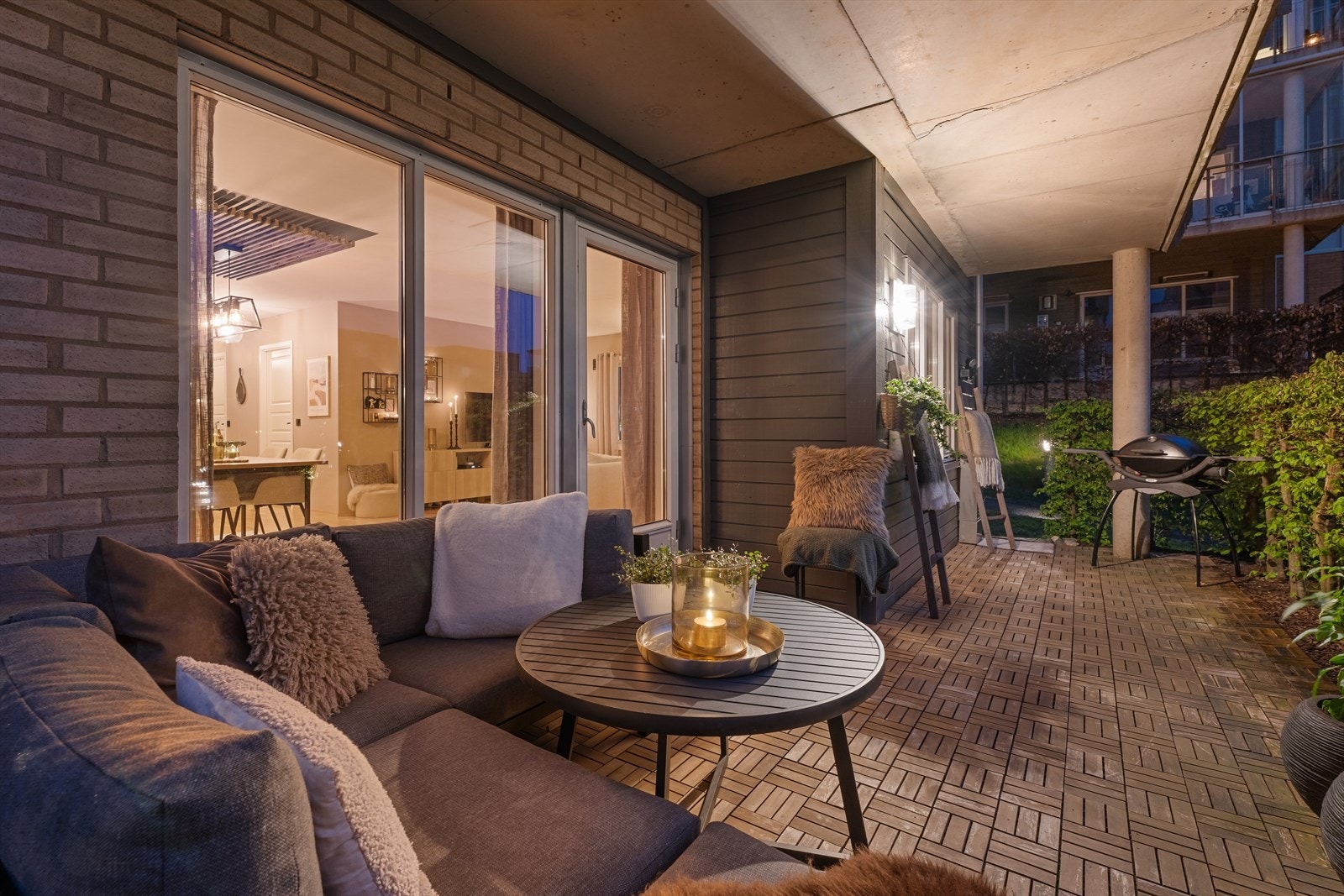 Her er det god plass til sofagruppe og grill, med et praktisk uttak for gassgrill. Galleribilde