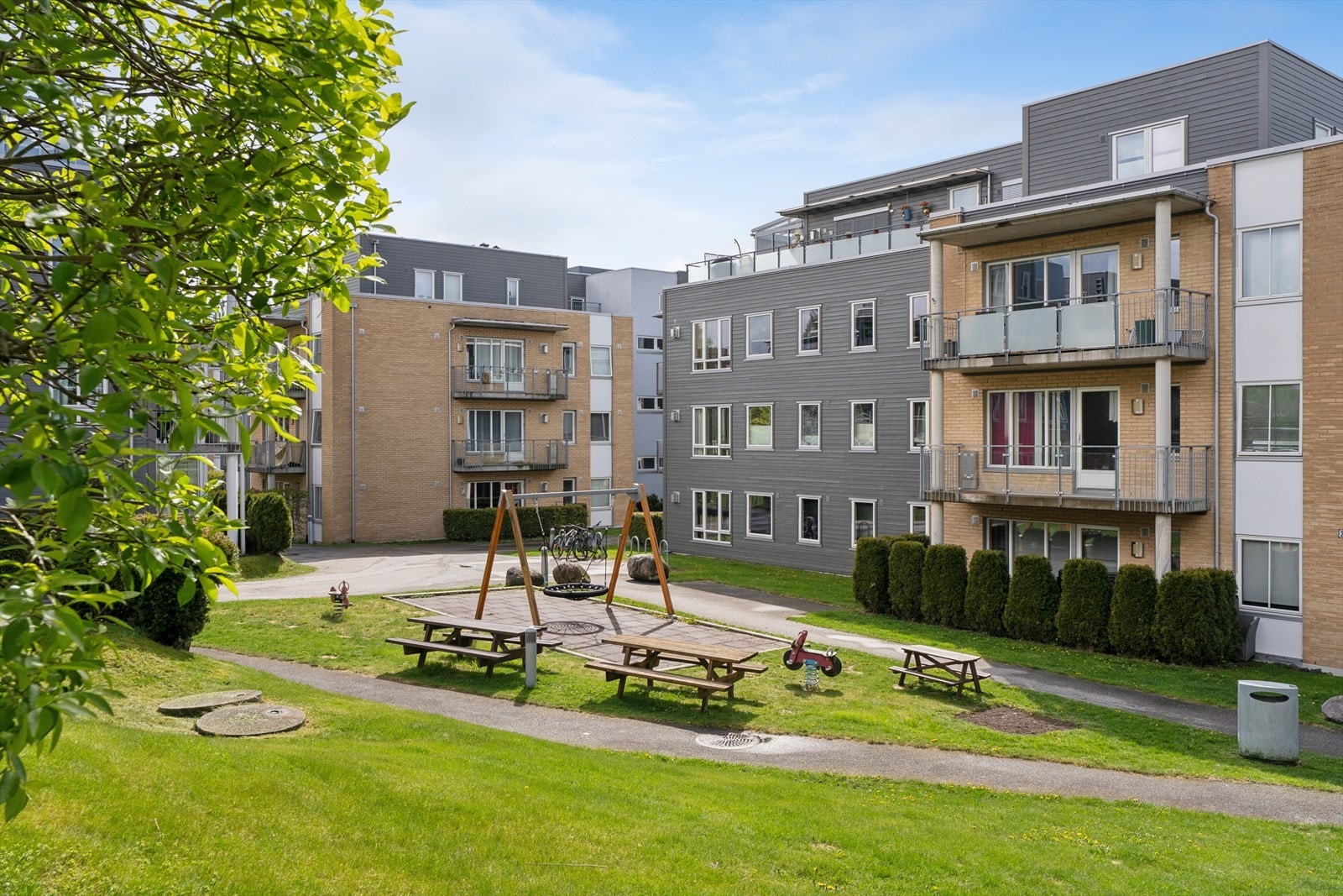 Fellesområdene er pent opparbeidet med asfalterte private stikkveier, plen, grøntarealer. Her finnes også felles sittegrupper for et sosialt miljø og lekeplasser til glede for de minste. Galleribilde