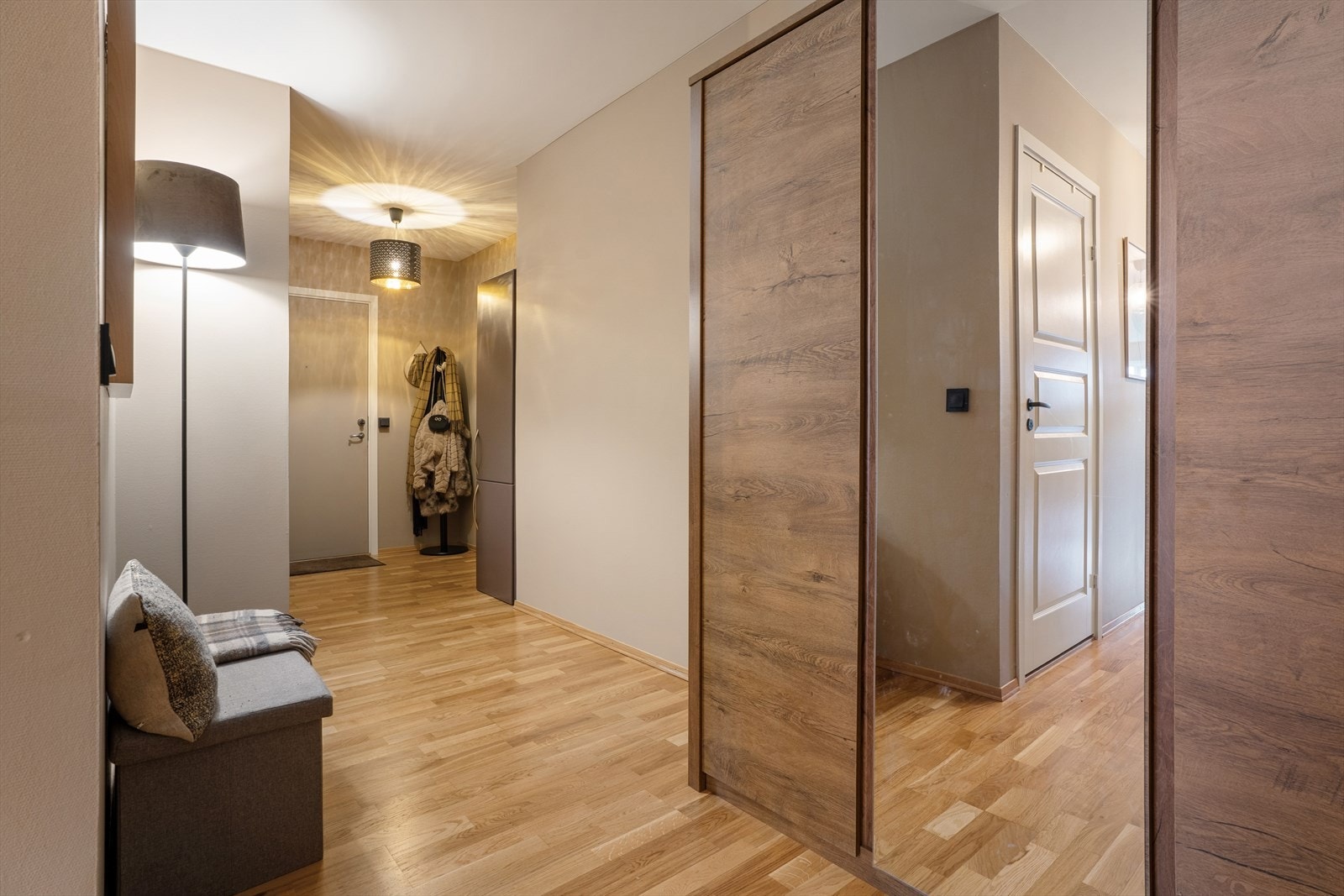 Her ønskes du velkommen inn i en romslig entré med god plass til å oppbevare ytterklær og sko i stort garderobeskap. Galleribilde