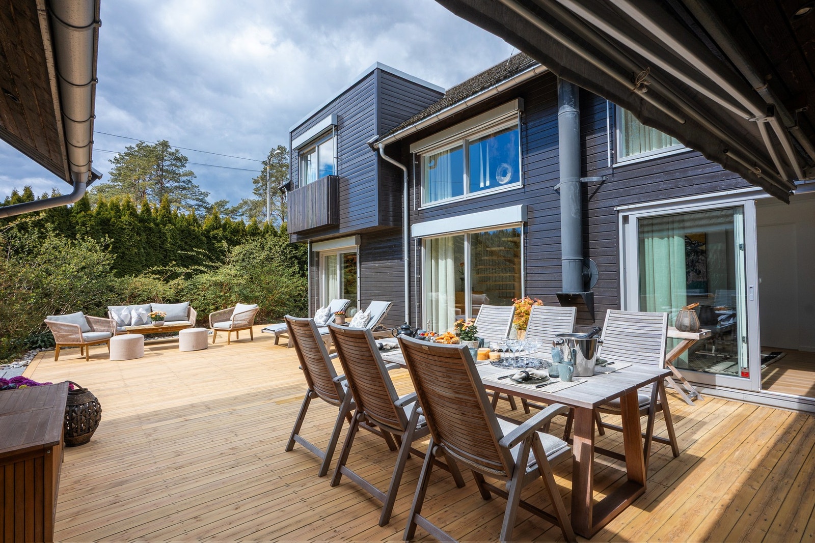 Boligen har en stor terrasse med flere sosiale soner. Det er utgang fra flere av boligens rom, og med huset som skjermer mot øvrig bebyggelse. Galleribilde