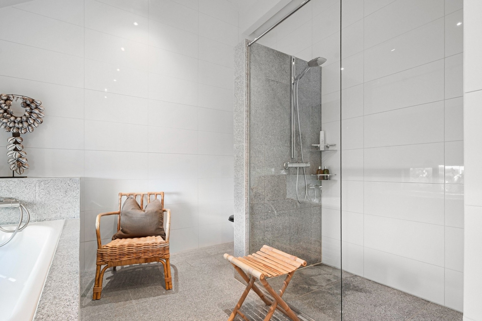 Det er i tillegg stor dusj på badet, og med toalettet praktisk plassert bak dusjen. Galleribilde
