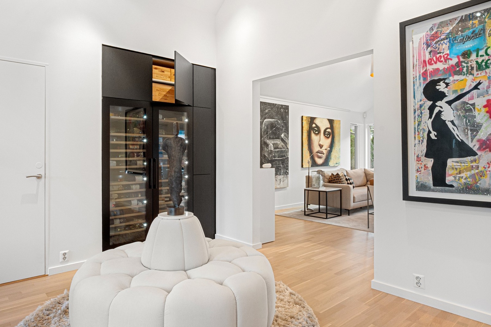 Et integrert vinskap i entreen gir boligen et eksklusivt preg, og det er svært god plass - perfekt for vinentusiasten. Galleribilde